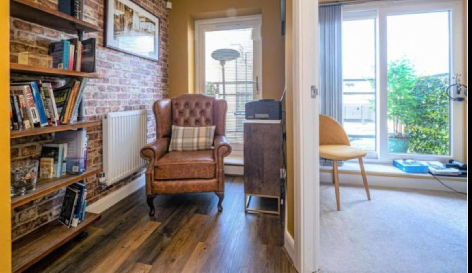 Modern home in the Hull Marina view 3