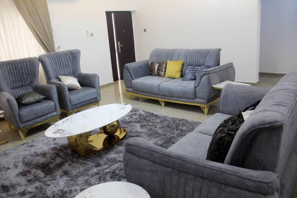 Exquisitely finished 2BR Apt!