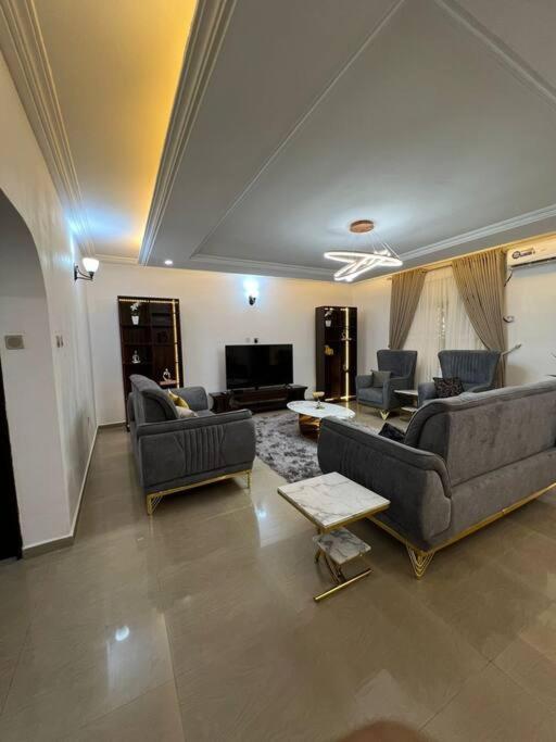Exquisitely finished 2BR Apt!