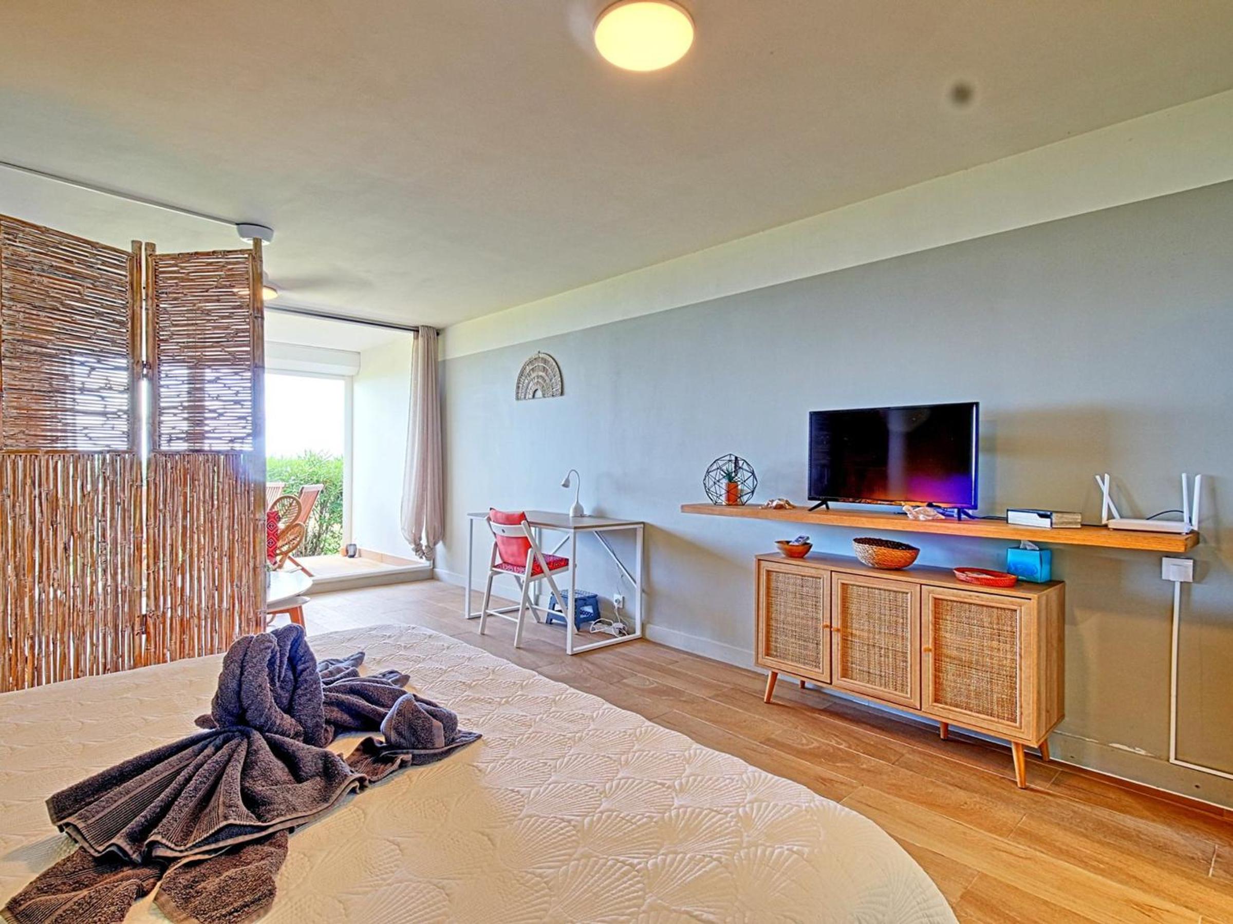 Studio Spacieux avec Piscine et Parking Proche Plage - FR-1-734-58 view 5