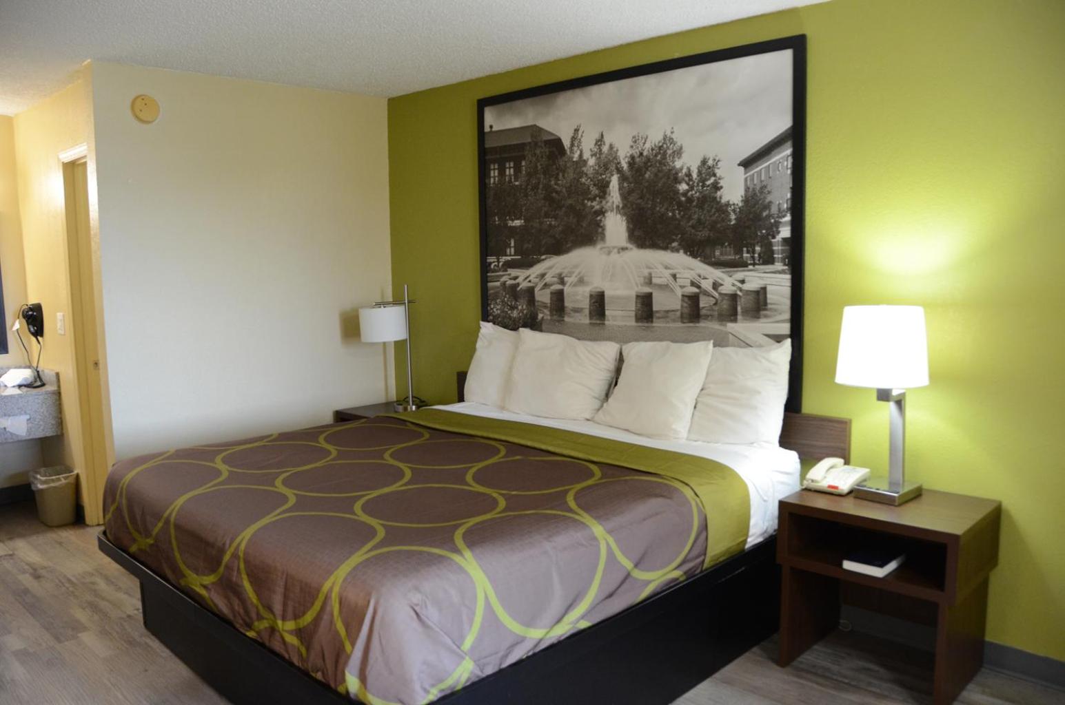 Super 8 by Wyndham Lafayette