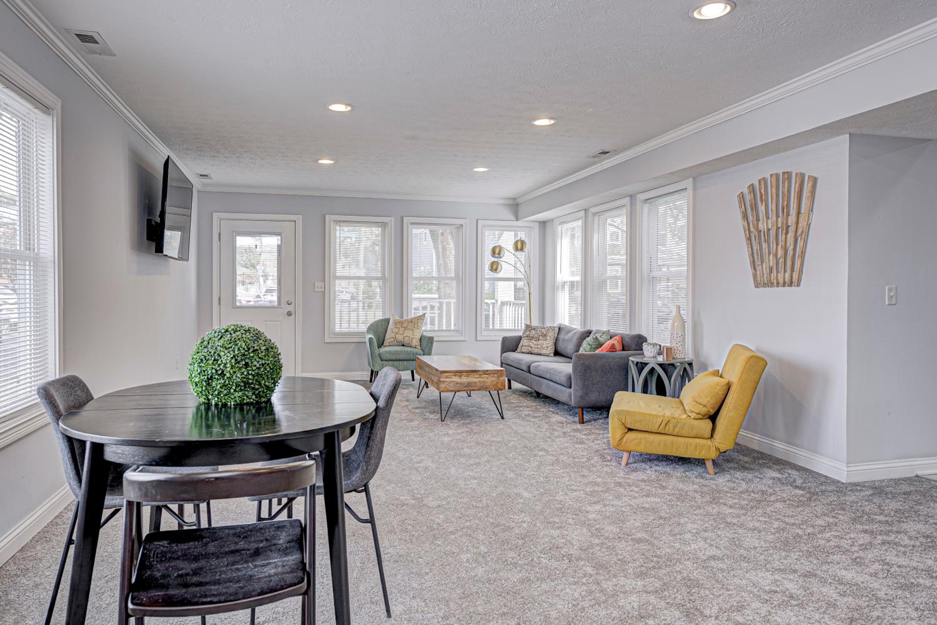 Perfect Central Location, Lots Of Space and Dining Within Steps! view 3