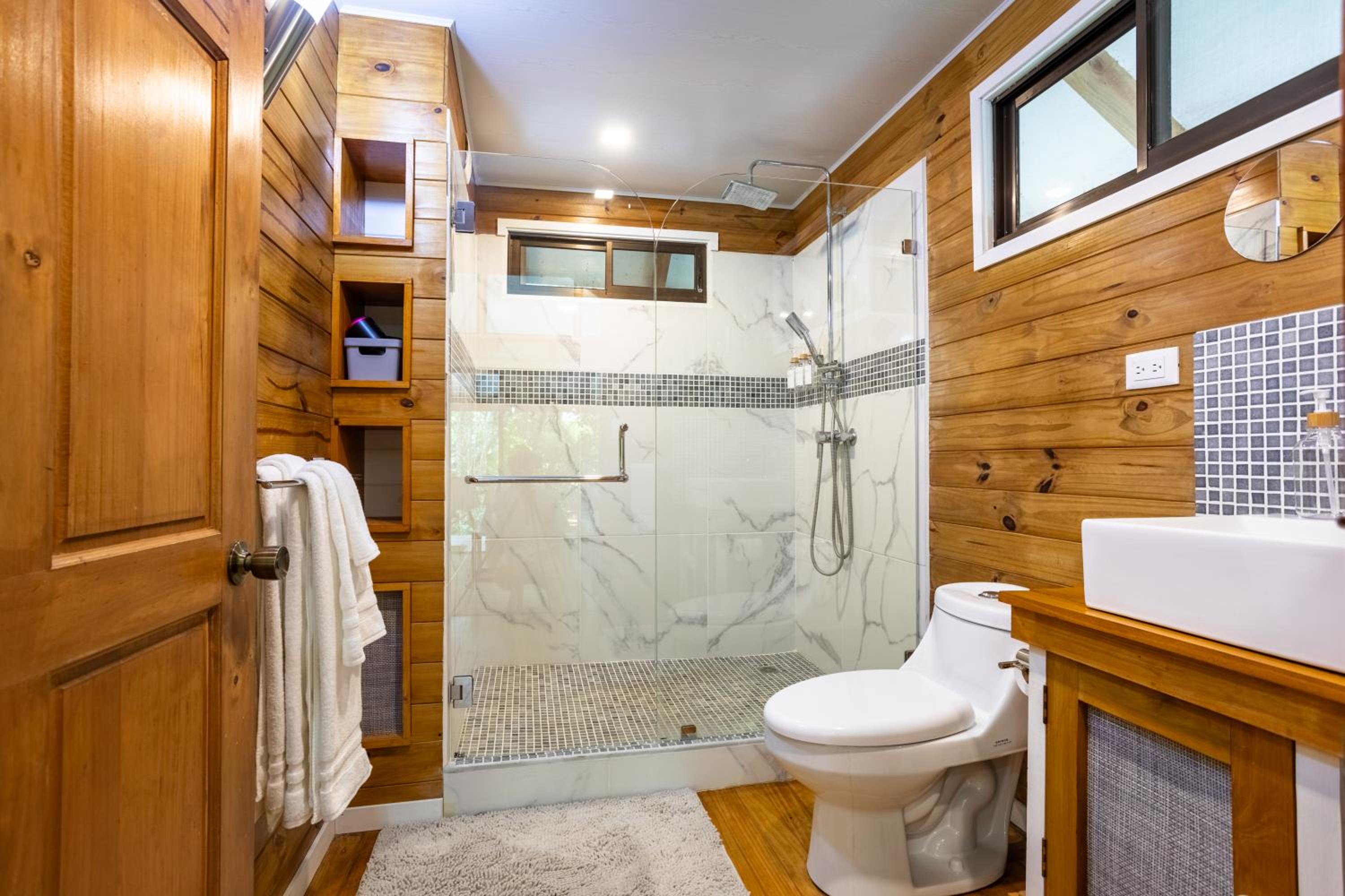 Casa Serena - Tranquil Jungle Gem Near the Beach