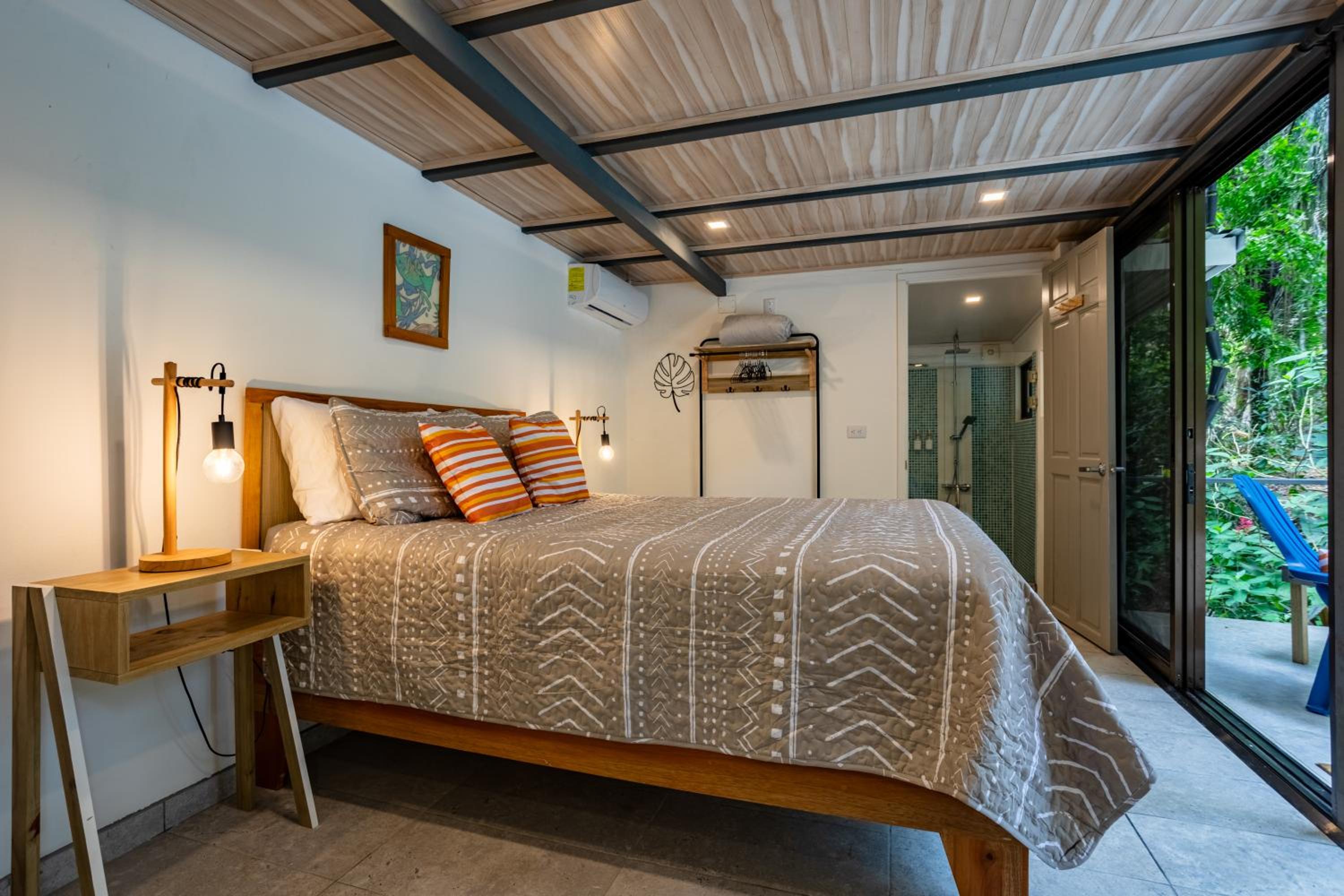 Casa Serena - Tranquil Jungle Gem Near the Beach