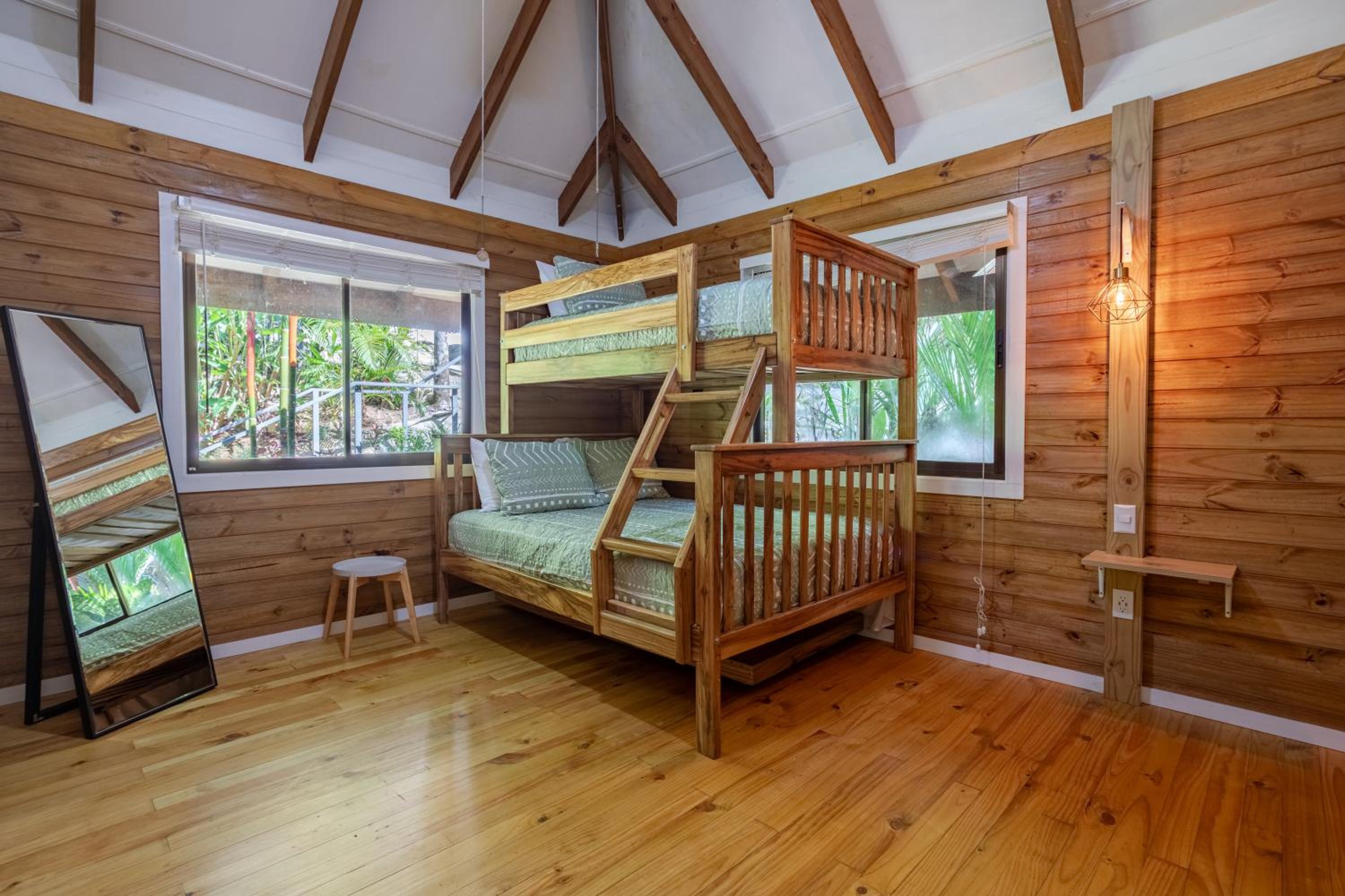Casa Serena - Tranquil Jungle Gem Near the Beach