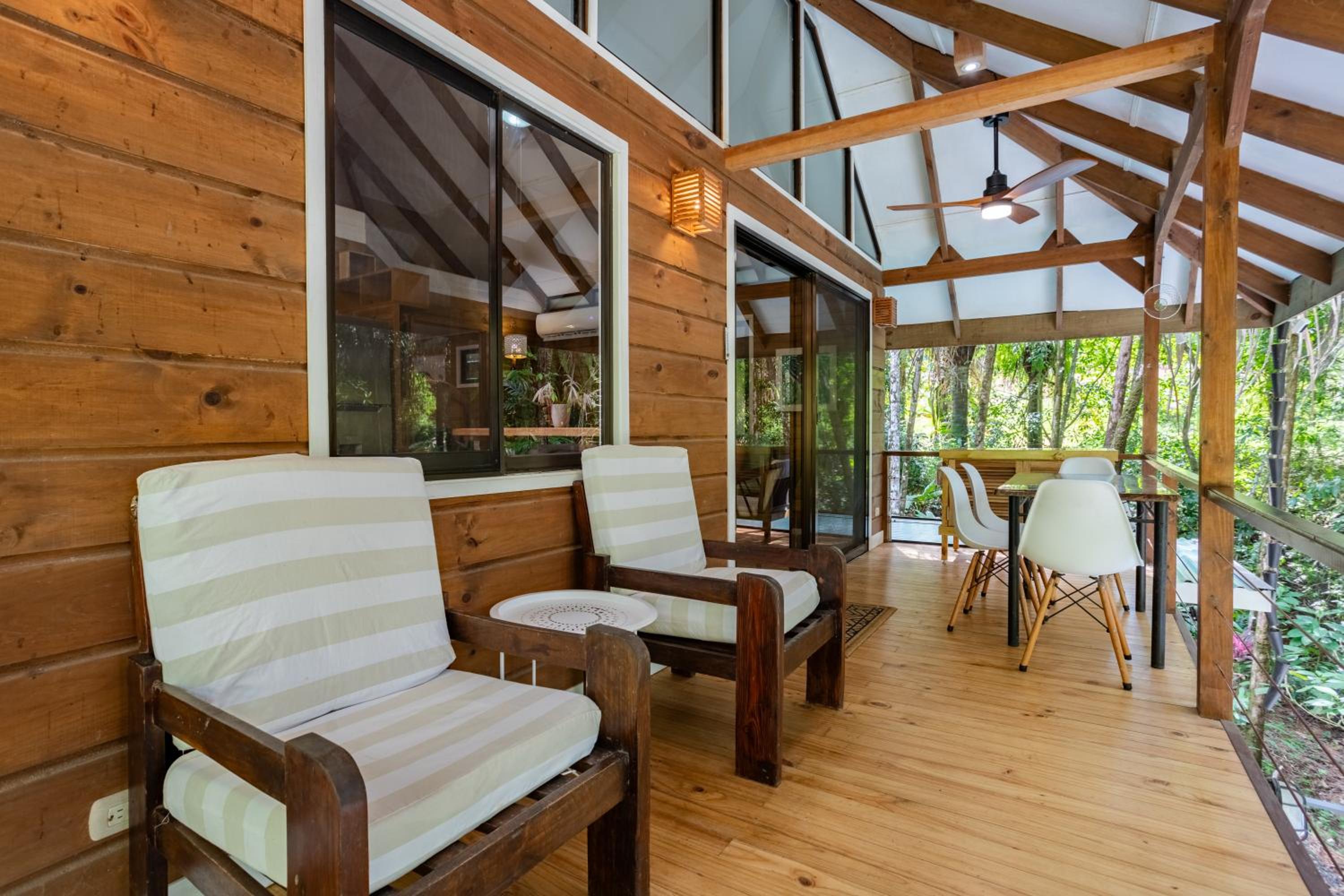 Casa Serena - Tranquil Jungle Gem Near the Beach