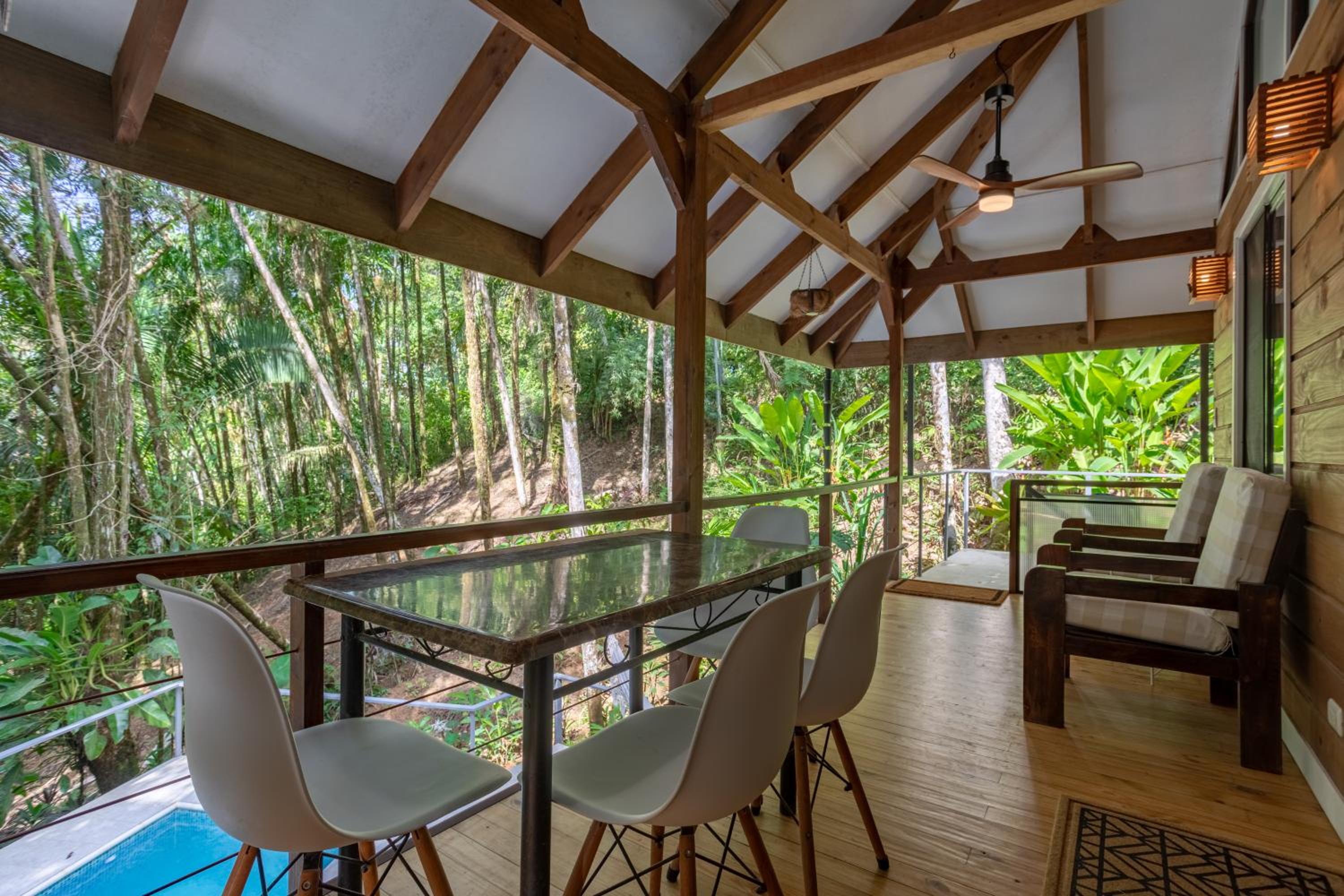Casa Serena - Tranquil Jungle Gem Near the Beach