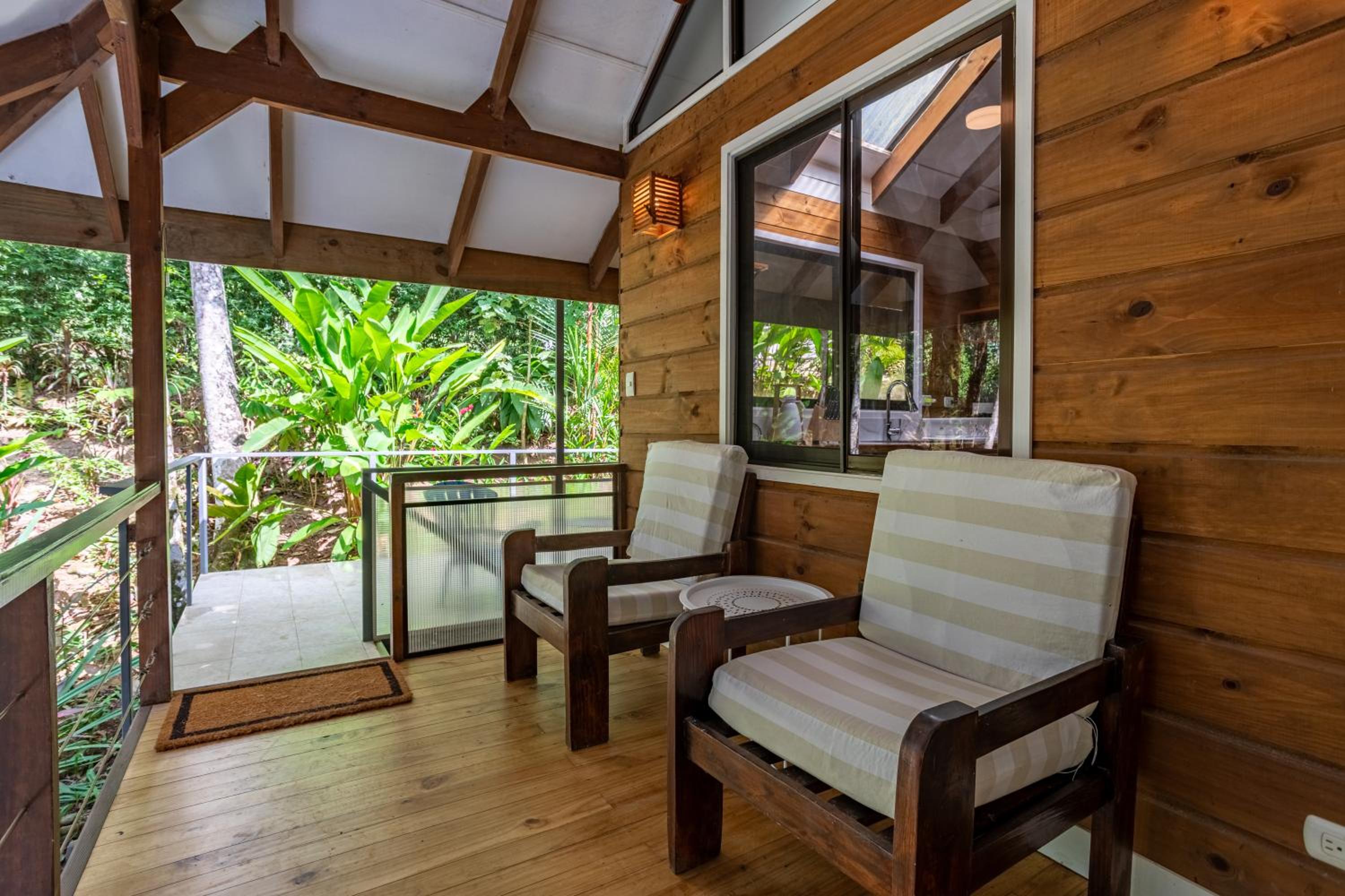 Casa Serena - Tranquil Jungle Gem Near the Beach