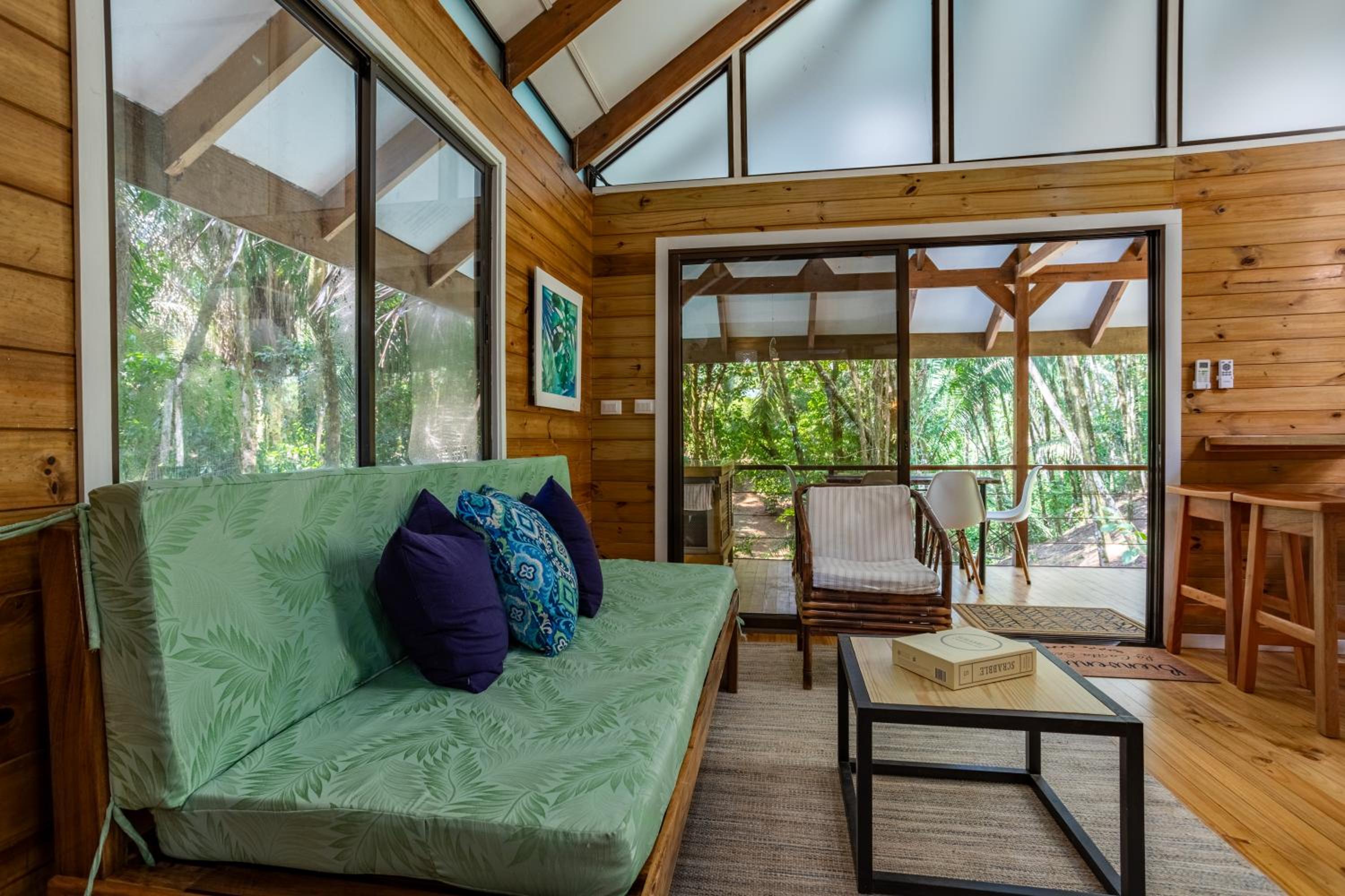 Casa Serena - Tranquil Jungle Gem Near the Beach