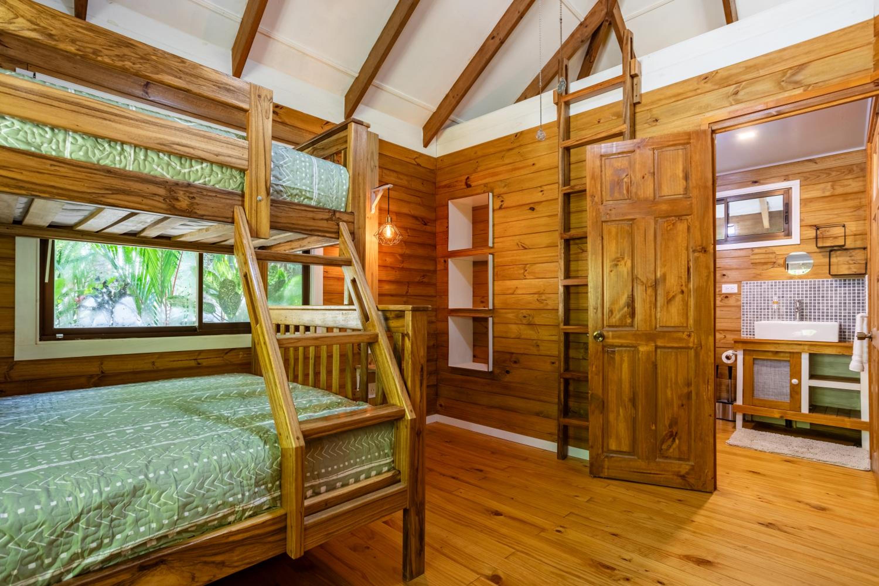 Casa Serena - Tranquil Jungle Gem Near the Beach