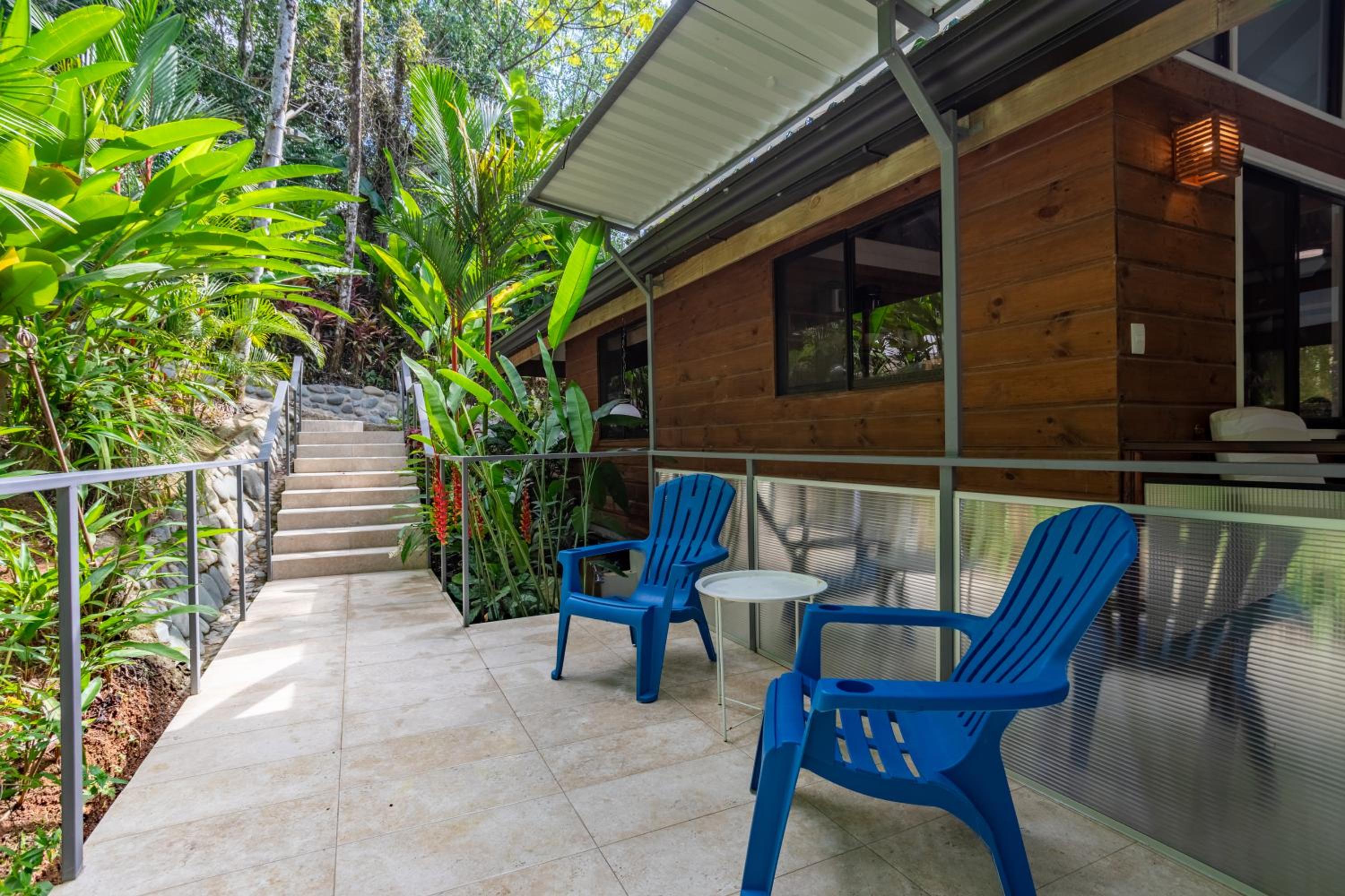 Casa Serena - Tranquil Jungle Gem Near the Beach