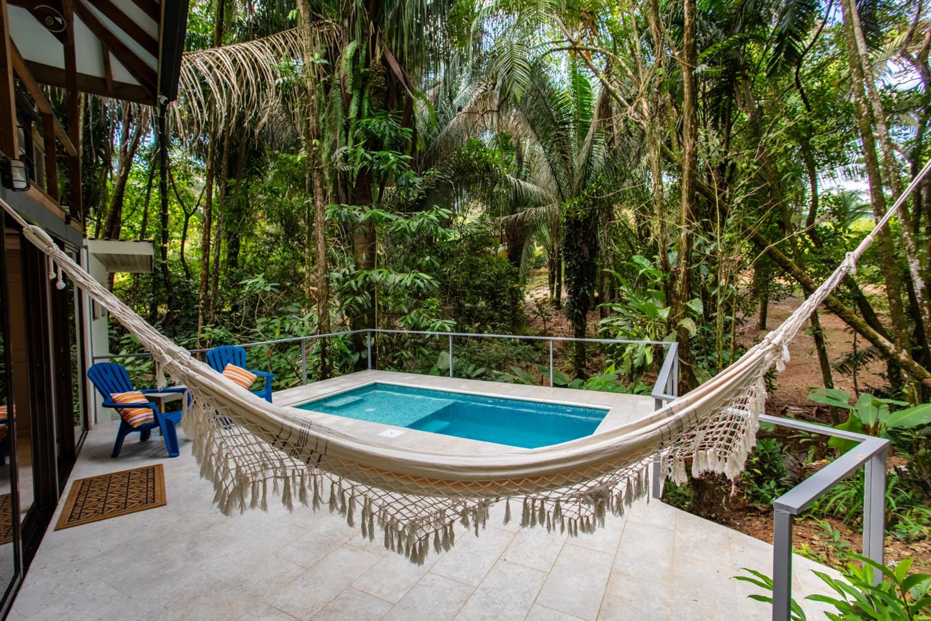 Casa Serena - Tranquil Jungle Gem Near the Beach