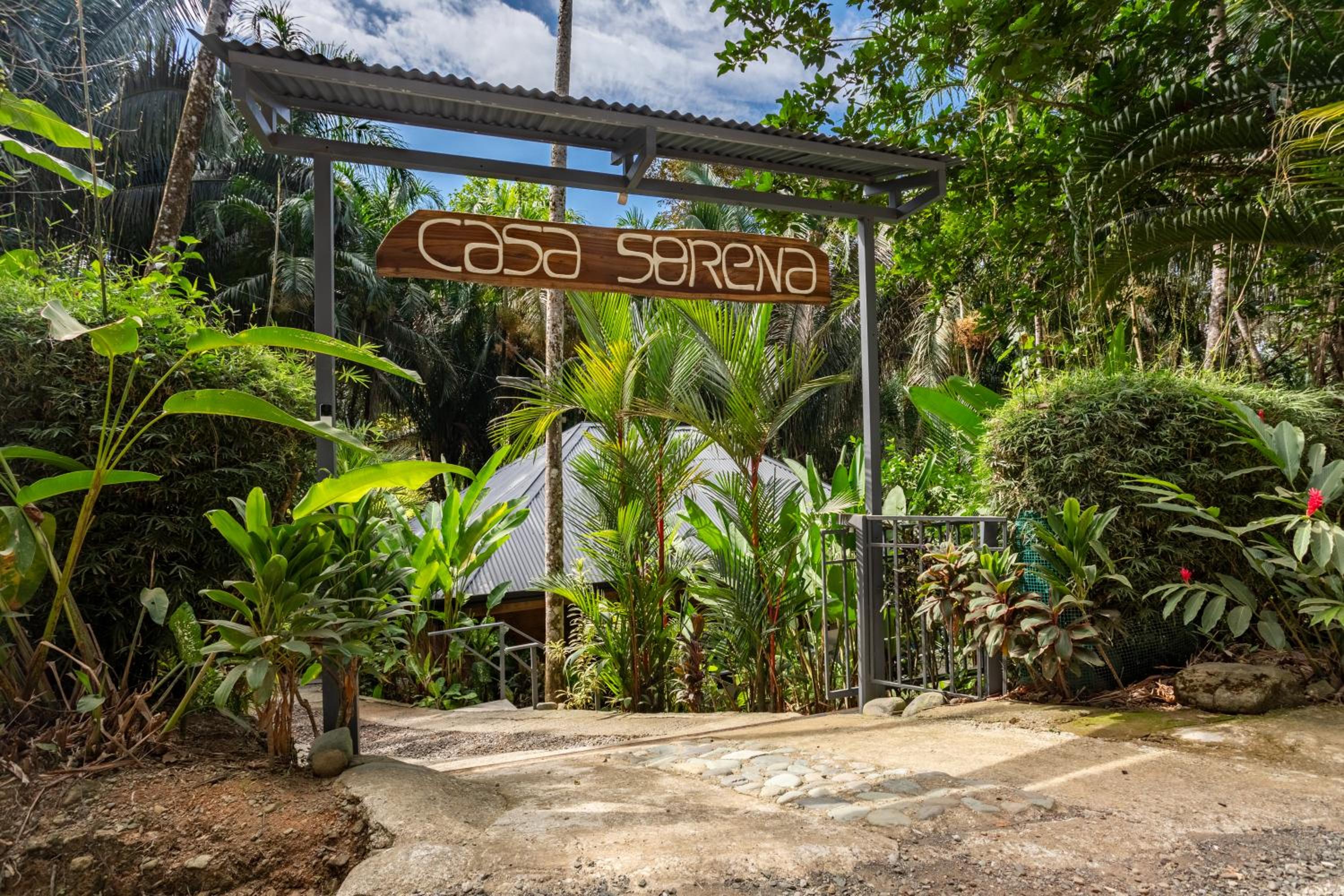 Casa Serena - Tranquil Jungle Gem Near the Beach