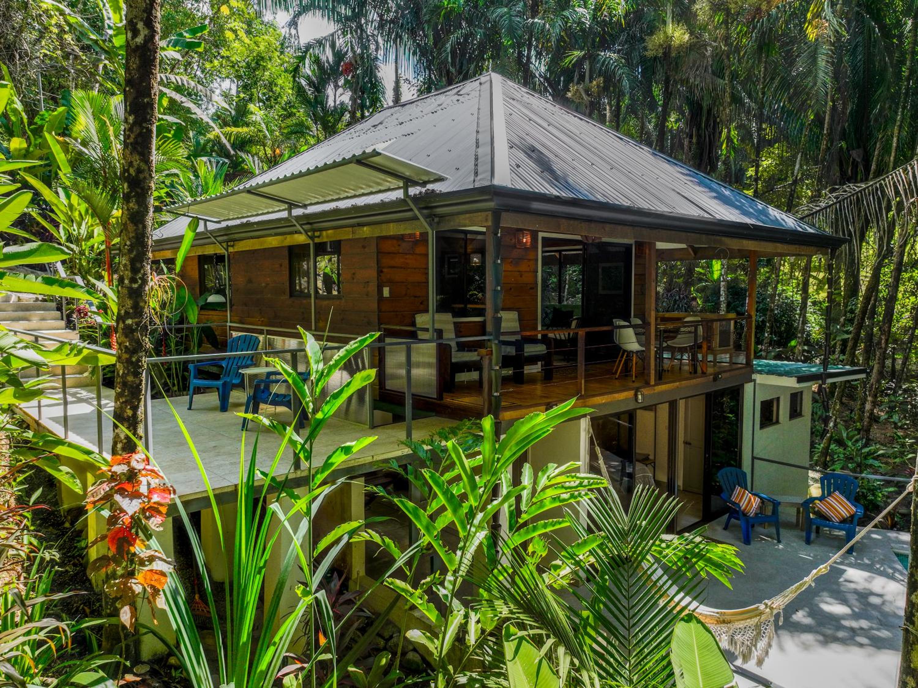 Casa Serena - Tranquil Jungle Gem Near the Beach