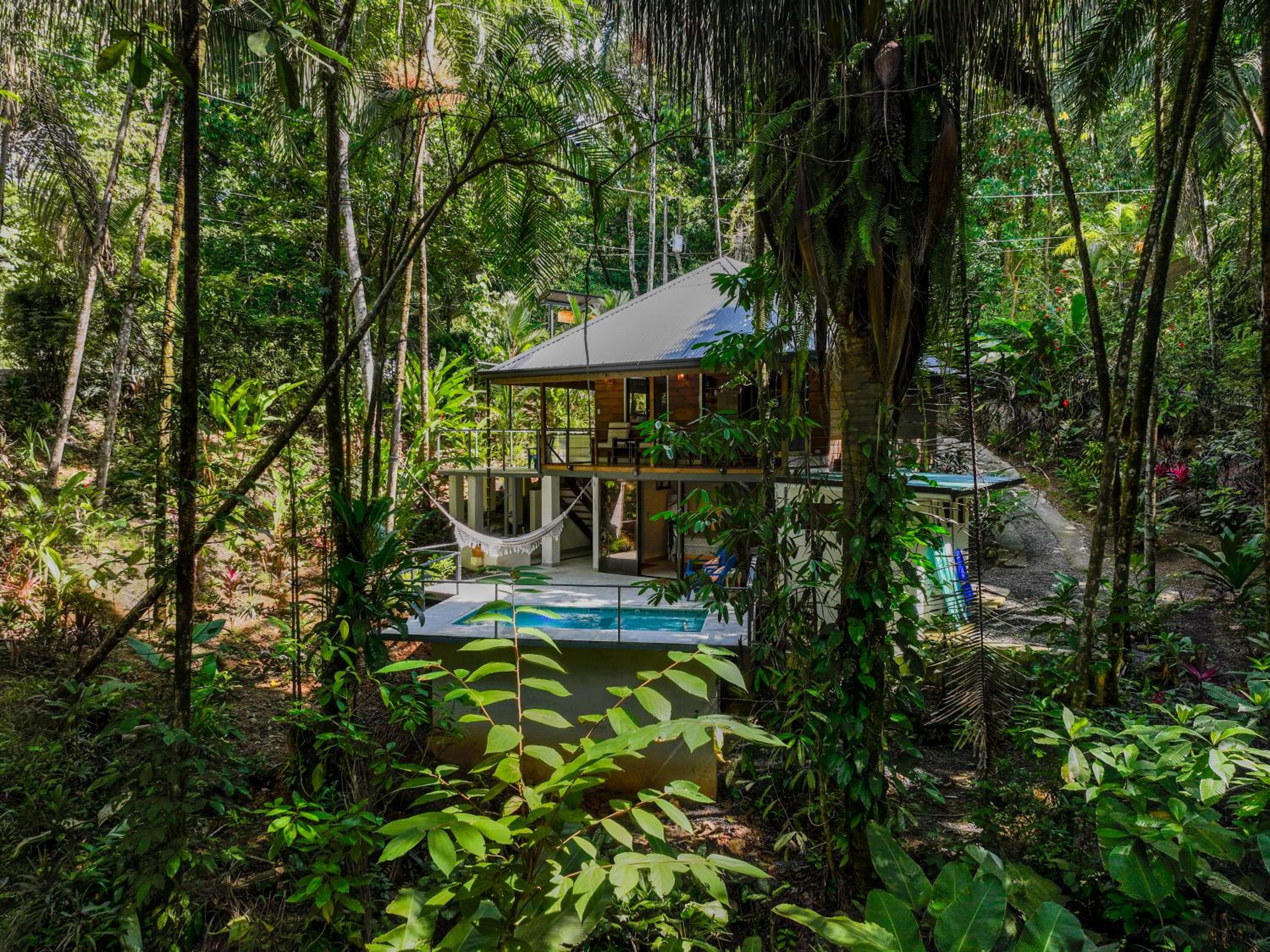 Casa Serena - Tranquil Jungle Gem Near the Beach