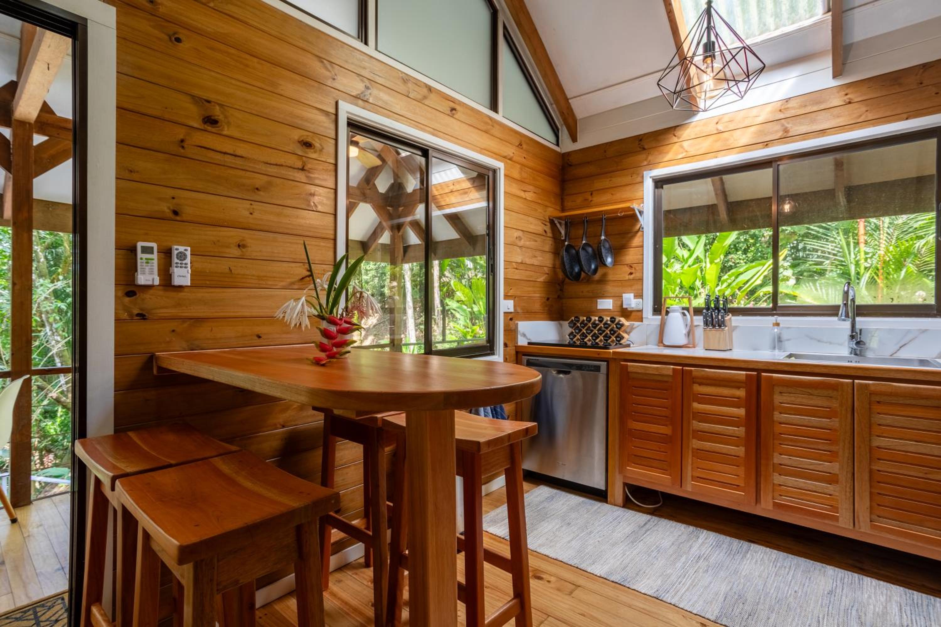 Casa Serena - Tranquil Jungle Gem Near the Beach