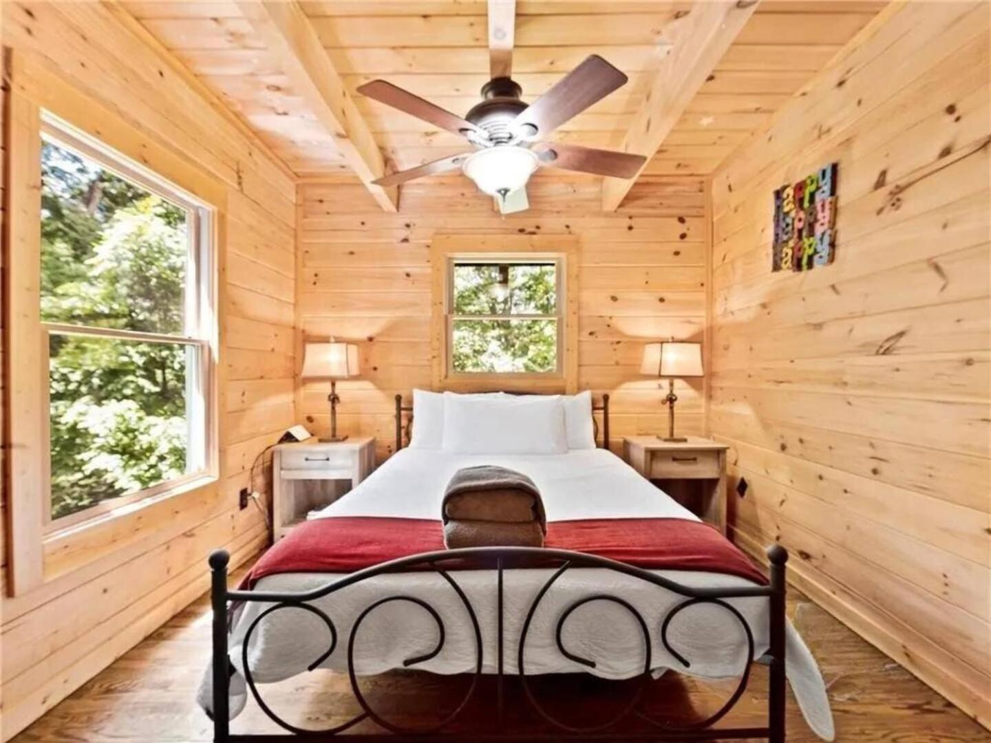 Holiday Cabin-fire Pit-hot Tub-48 Acres-asheville view 4