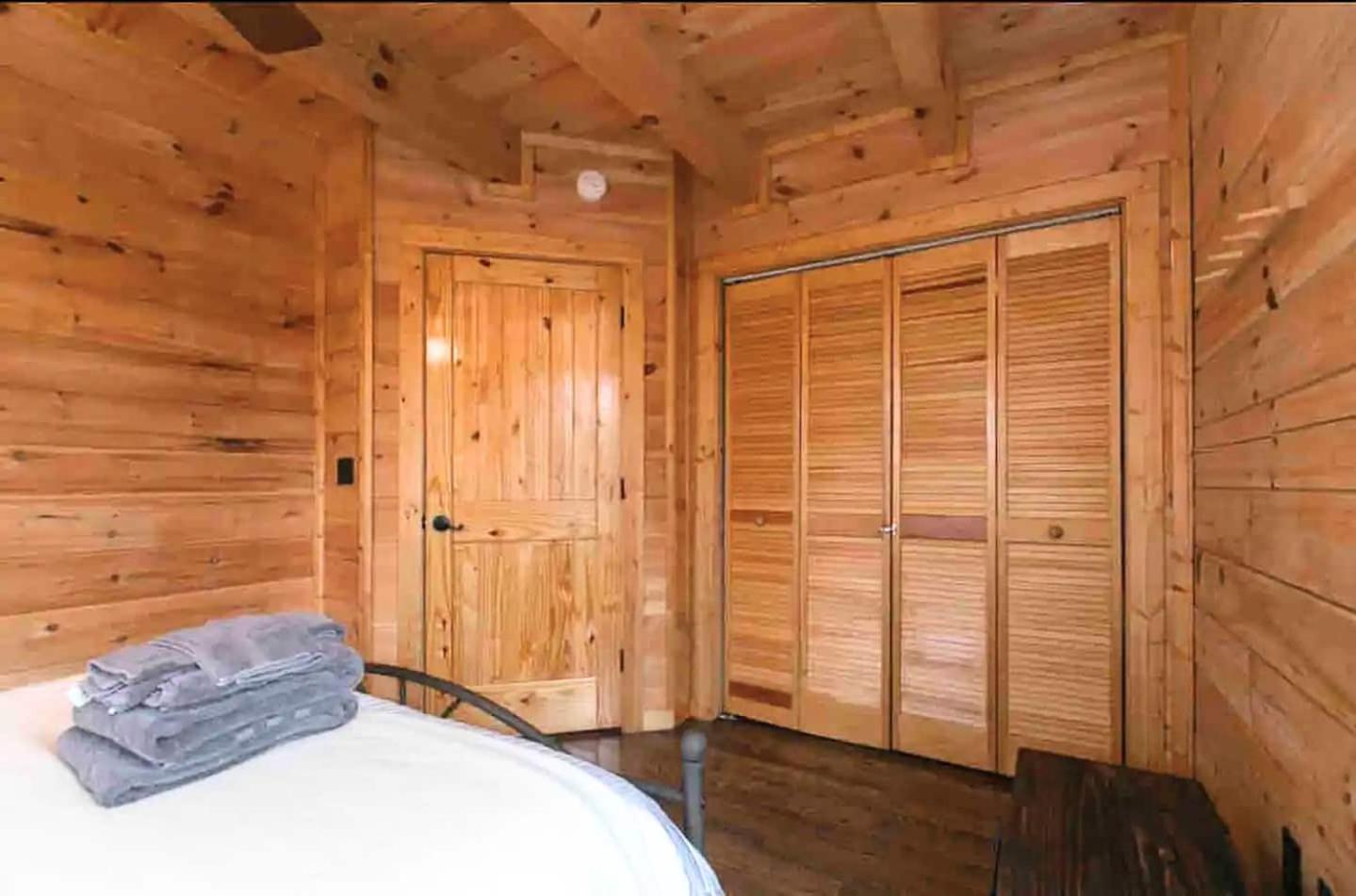 Holiday Cabin-fire Pit-hot Tub-48 Acres-asheville view 5