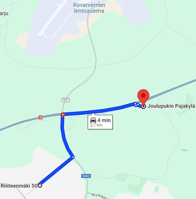 Moderni talo lähellä joulupukkia