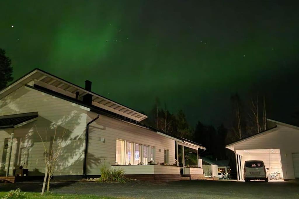 Moderni talo lähellä joulupukkia
