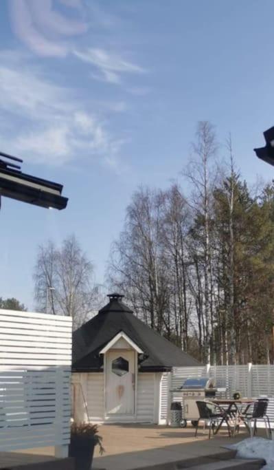 Moderni talo lähellä joulupukkia