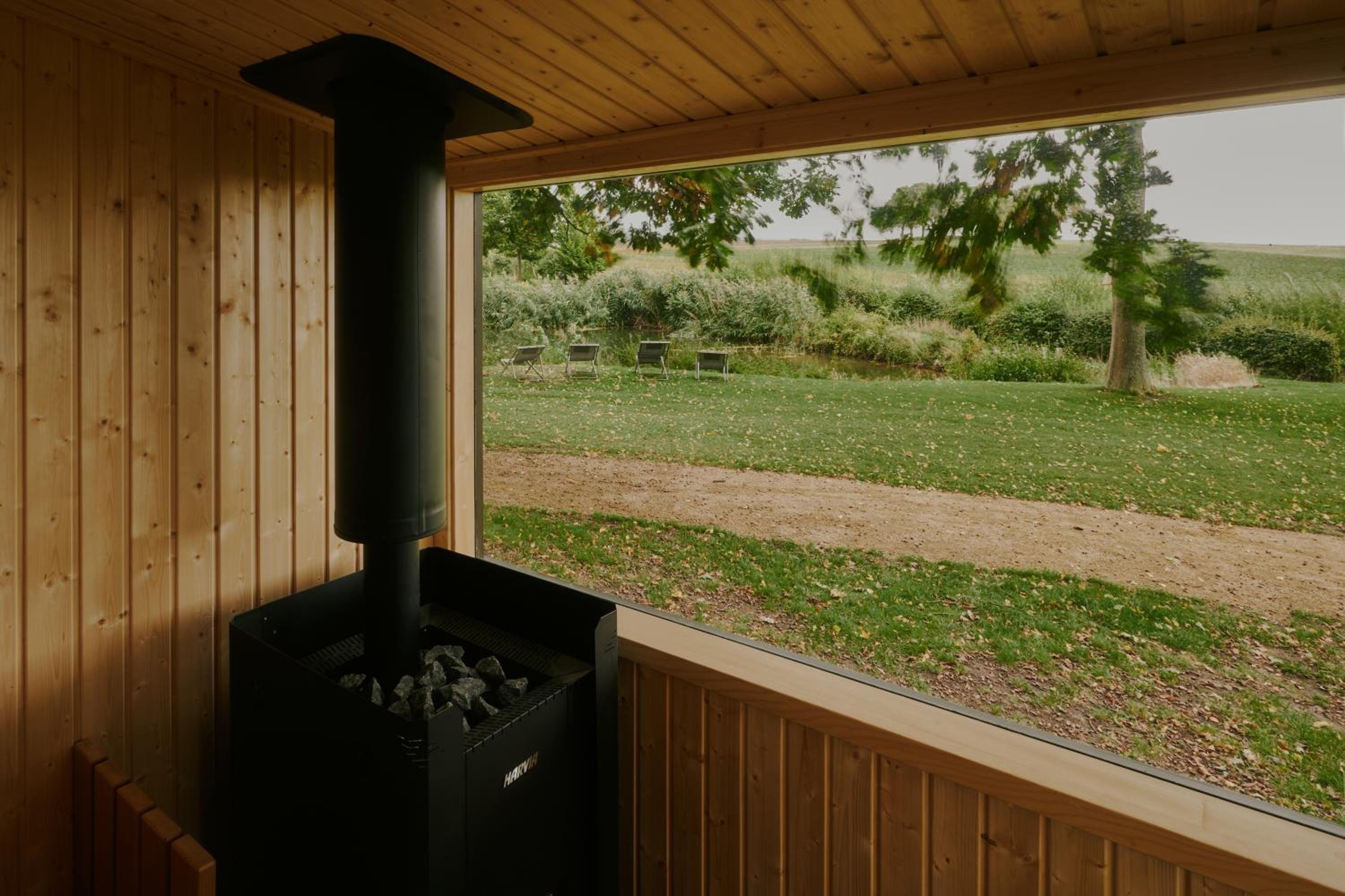 Raus Tiny House auf dem Land mit Hoftieren und Sauna