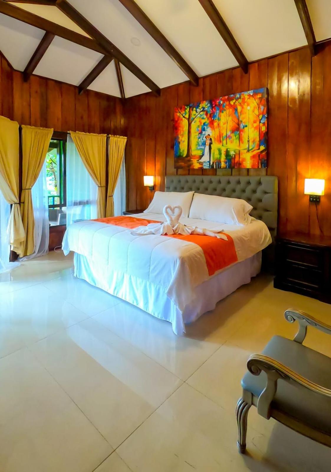 Hotel y Puentes Colgantes Heliconias Rainforest Lodge