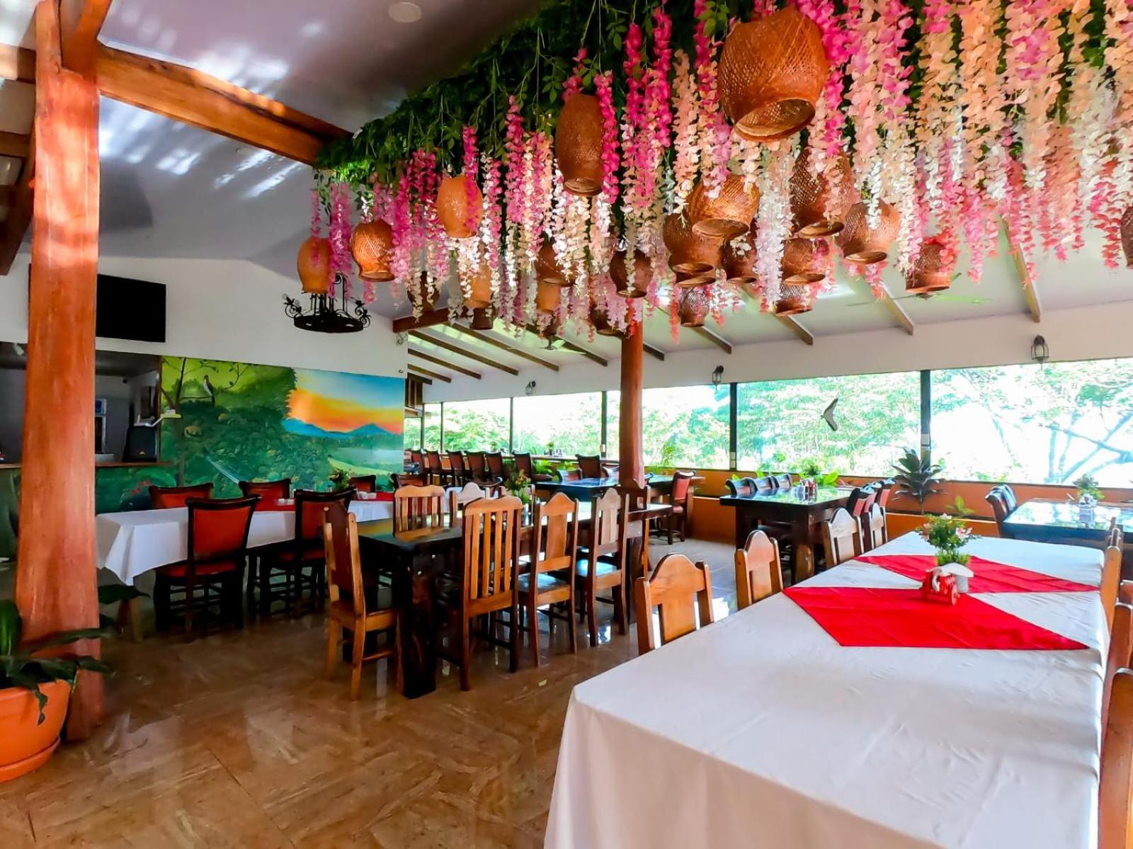 Hotel y Puentes Colgantes Heliconias Rainforest Lodge