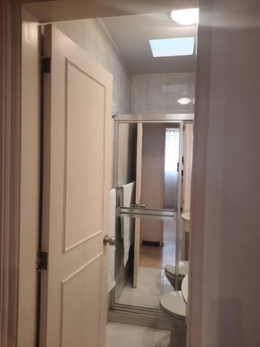 Amplia y moderna casa en Urb Chuao view 3