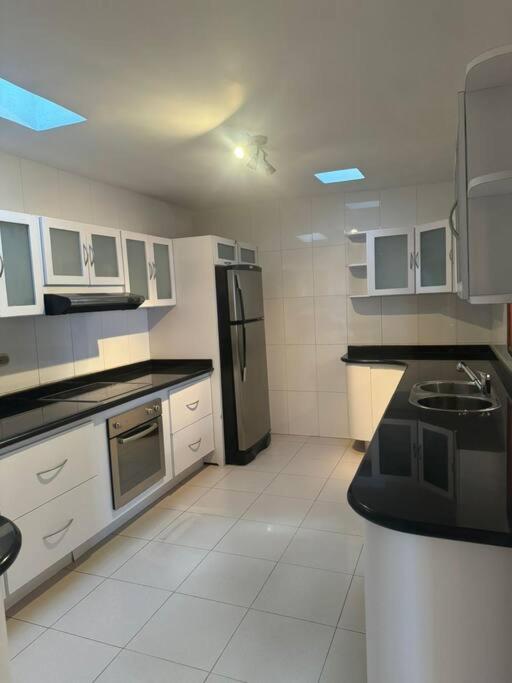 Amplia y moderna casa en Urb Chuao view 4
