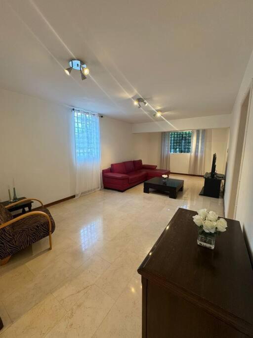 Amplia y moderna casa en Urb Chuao view 5