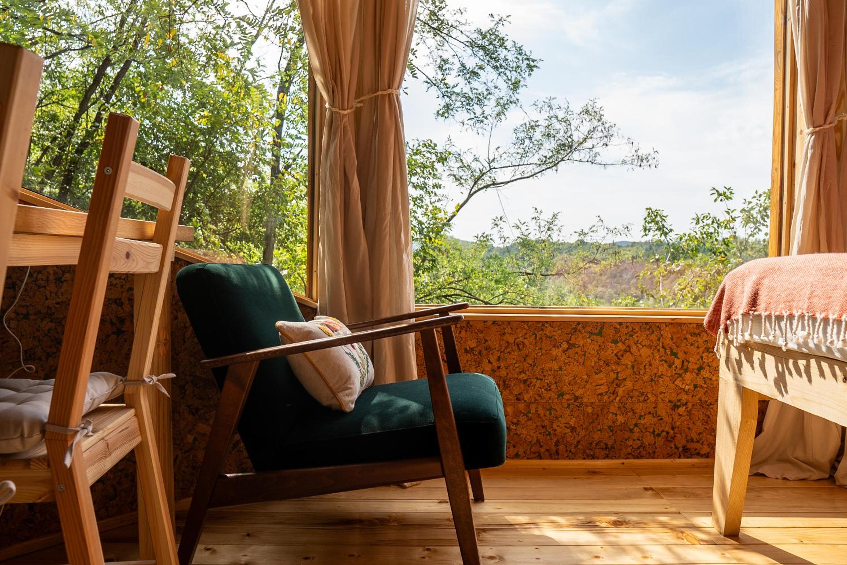 La sat - Ană Năzdrăvană view 3
