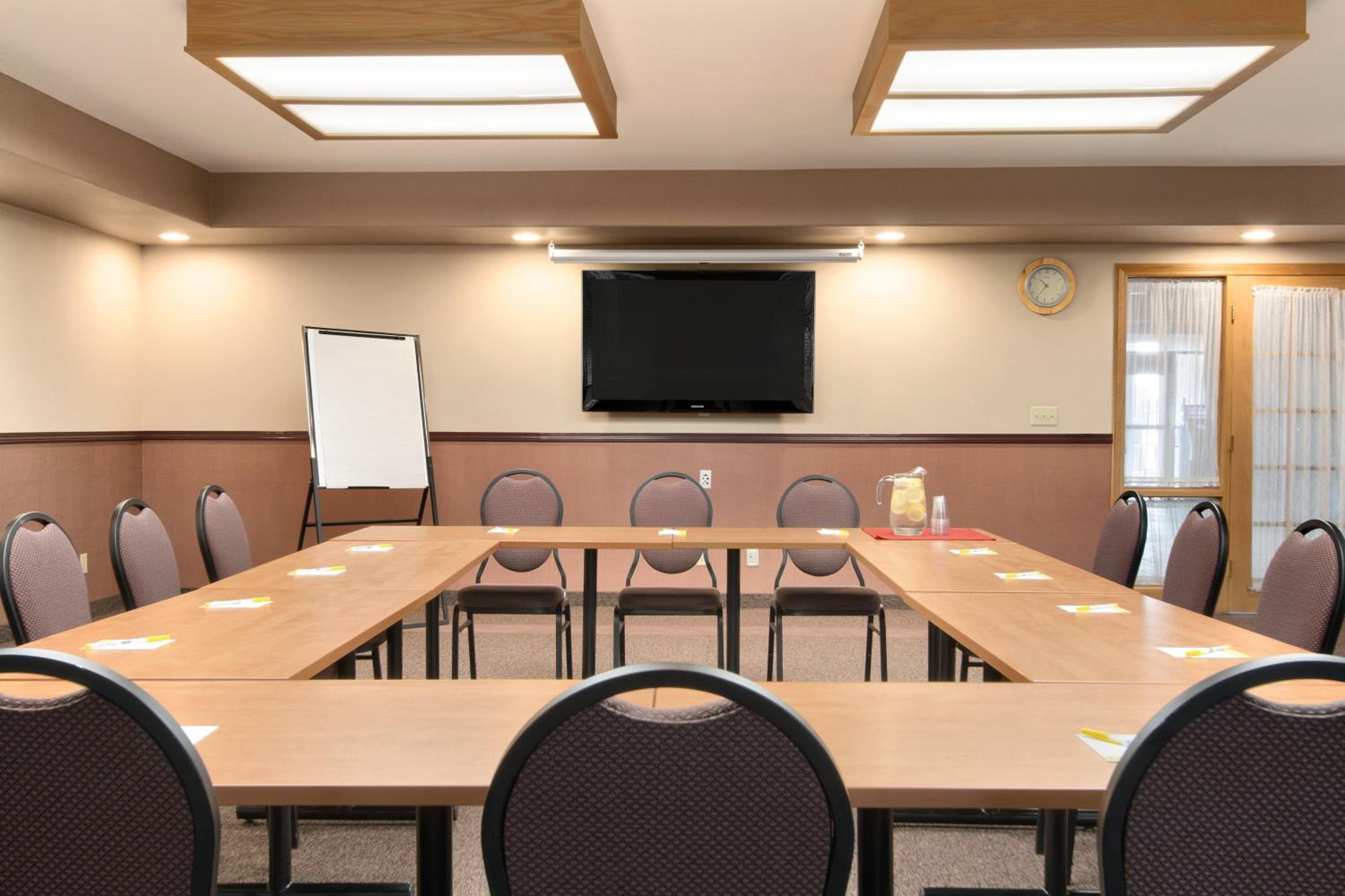 Thunder Bay Vacations - Days Inn  Suites by Wyndham Thunder Bay - Property Image 5