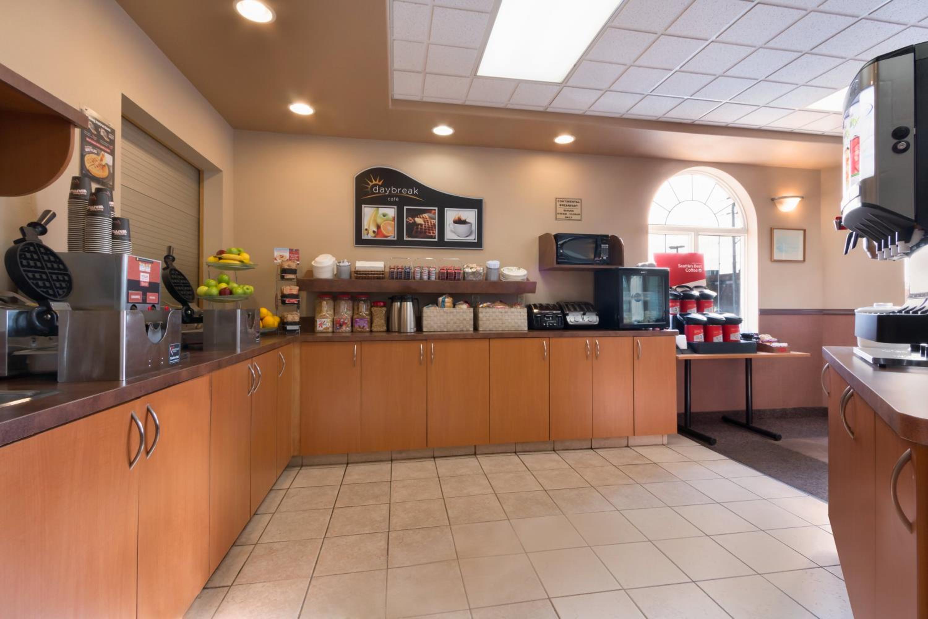 Thunder Bay Vacations - Days Inn  Suites by Wyndham Thunder Bay - Property Image 9