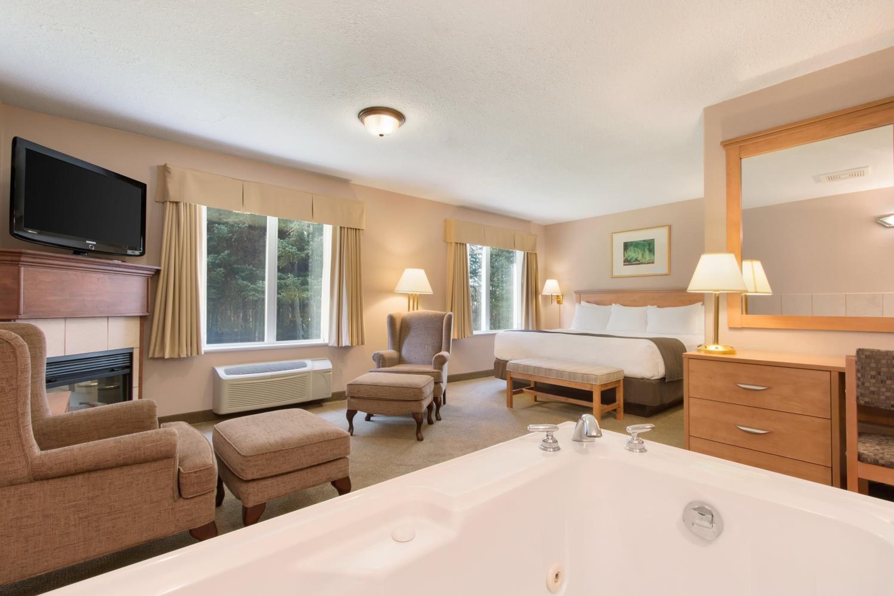 Thunder Bay Vacations - Days Inn  Suites by Wyndham Thunder Bay - Property Image 4