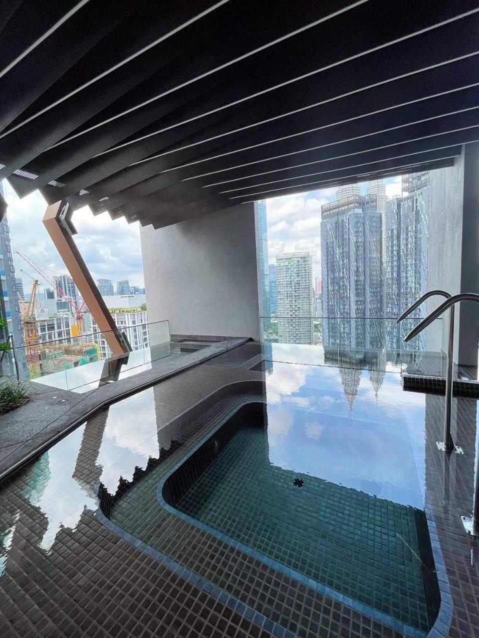 Scarletz Suites KLCC Twin Tower Infinity Pool by One39 KL