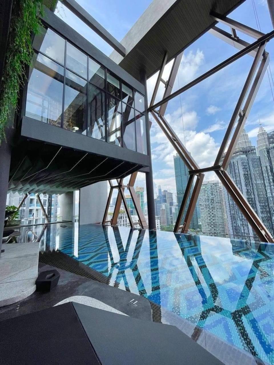 Scarletz Suites KLCC Twin Tower Infinity Pool by One39 KL