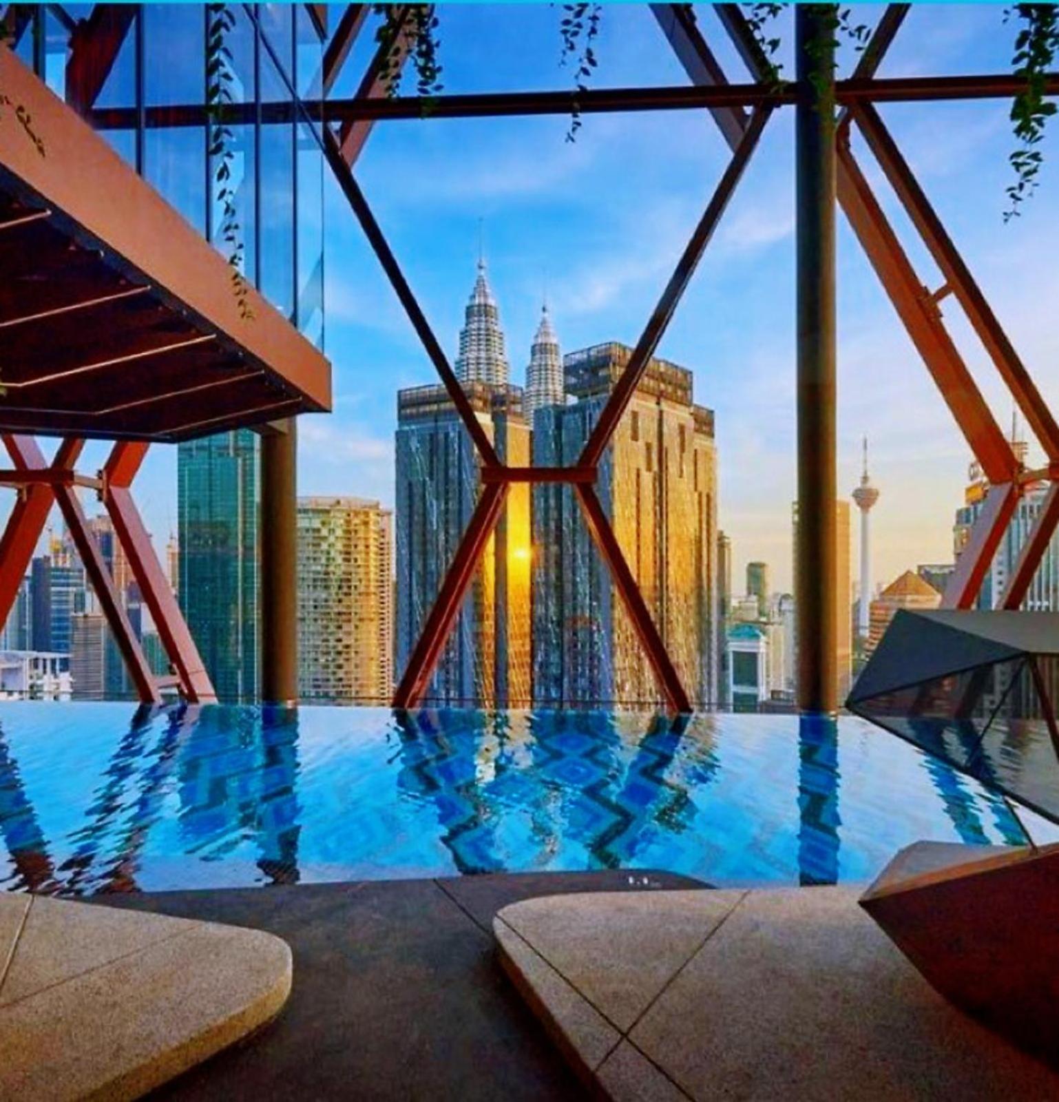 Scarletz Suites KLCC Twin Tower Infinity Pool by One39 KL