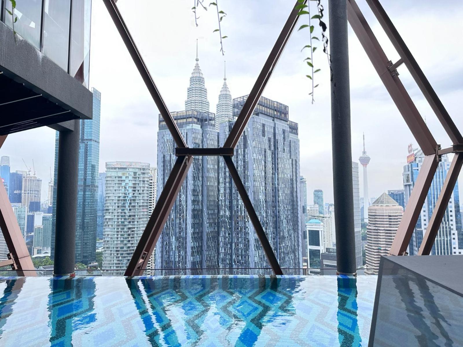 Scarletz Suites KLCC Twin Tower Infinity Pool by One39 KL