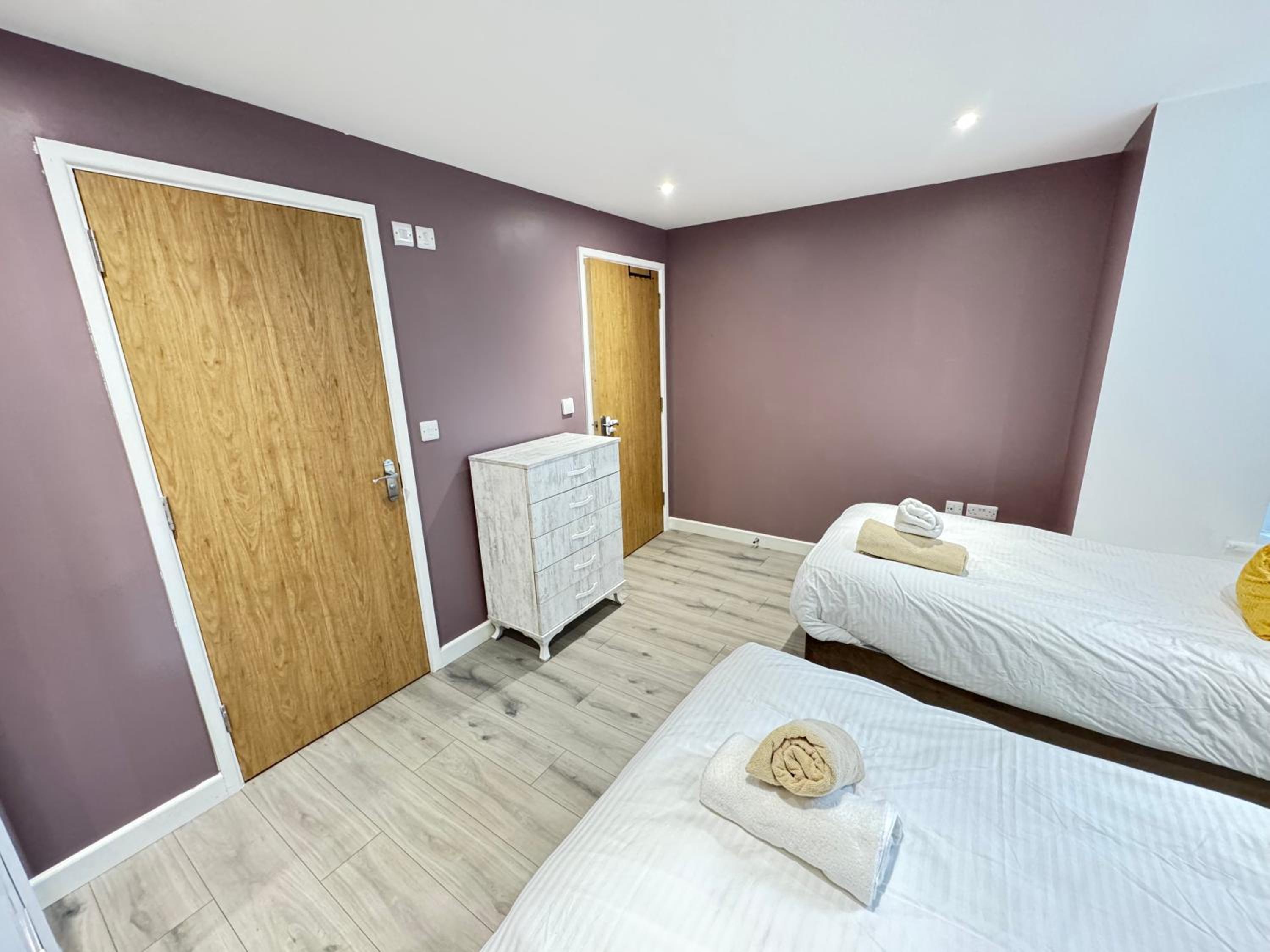 Oxford Vacations - The Phantom Apartment ideal for JR Churchill Manor Nuffield Hospitals Oxford B University 2023 built sleeps 5 people comfortably very modern 2 rooms 3 bathrooms 1 minute walk to John Radcliffe Hospital - Property Image 38