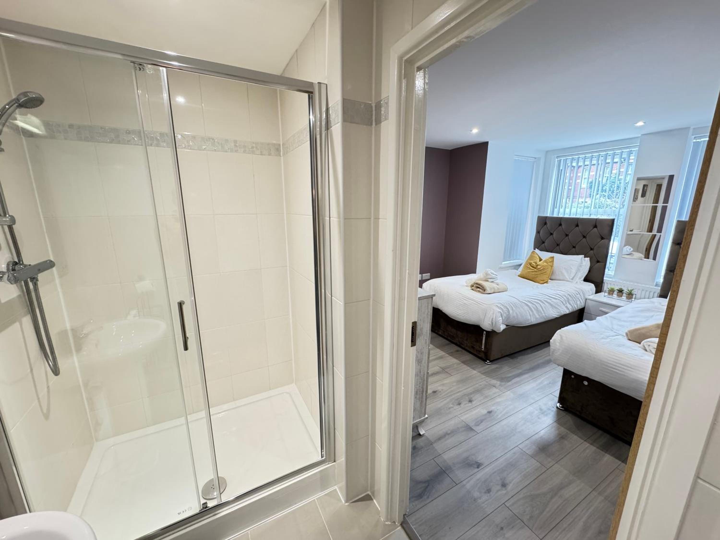Oxford Vacations - The Phantom Apartment ideal for JR Churchill Manor Nuffield Hospitals Oxford B University 2023 built sleeps 5 people comfortably very modern 2 rooms 3 bathrooms 1 minute walk to John Radcliffe Hospital - Property Image 88