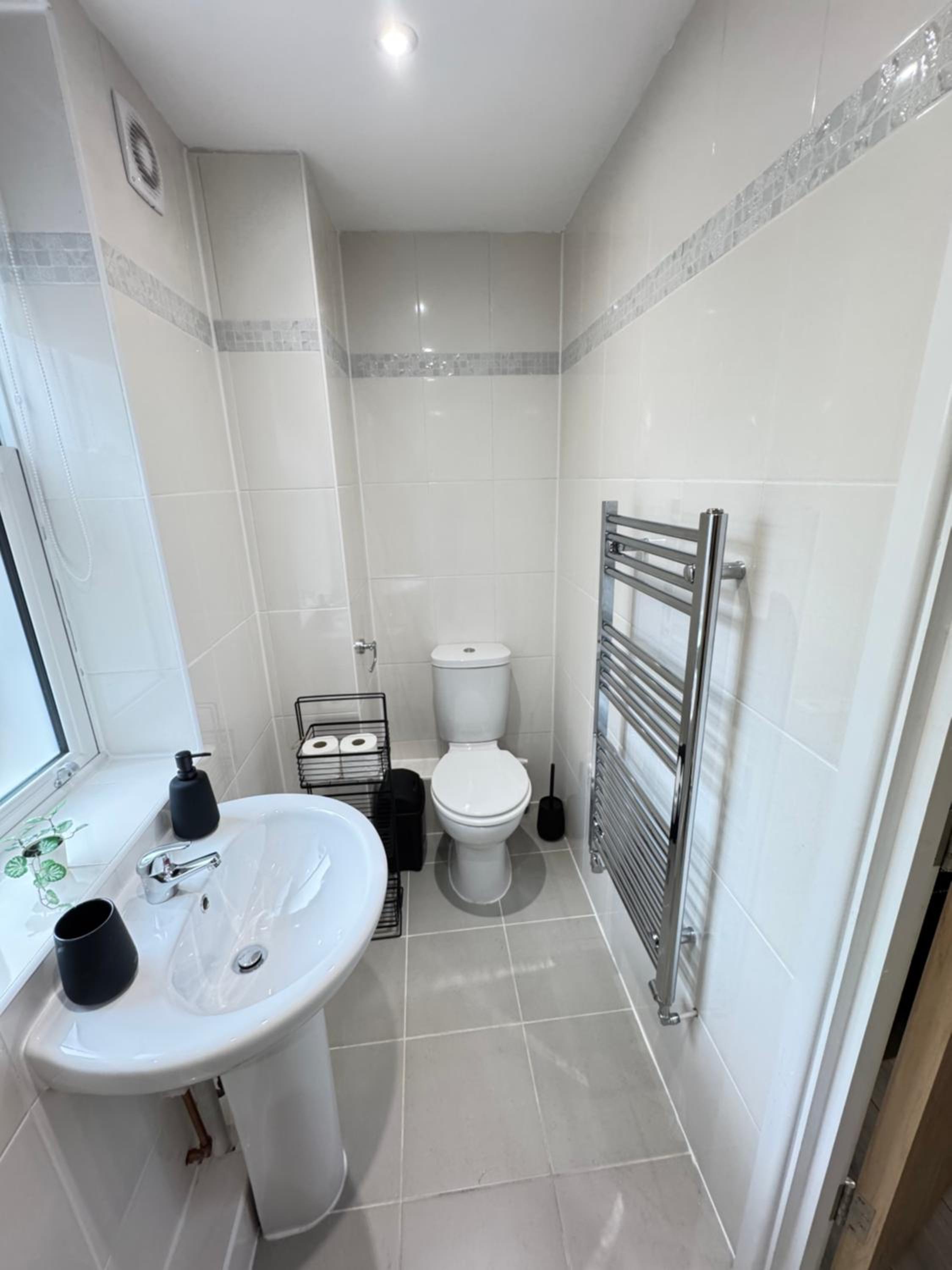 Oxford Vacations - The Phantom Apartment ideal for JR Churchill Manor Nuffield Hospitals Oxford B University 2023 built sleeps 5 people comfortably very modern 2 rooms 3 bathrooms 1 minute walk to John Radcliffe Hospital - Property Image 44