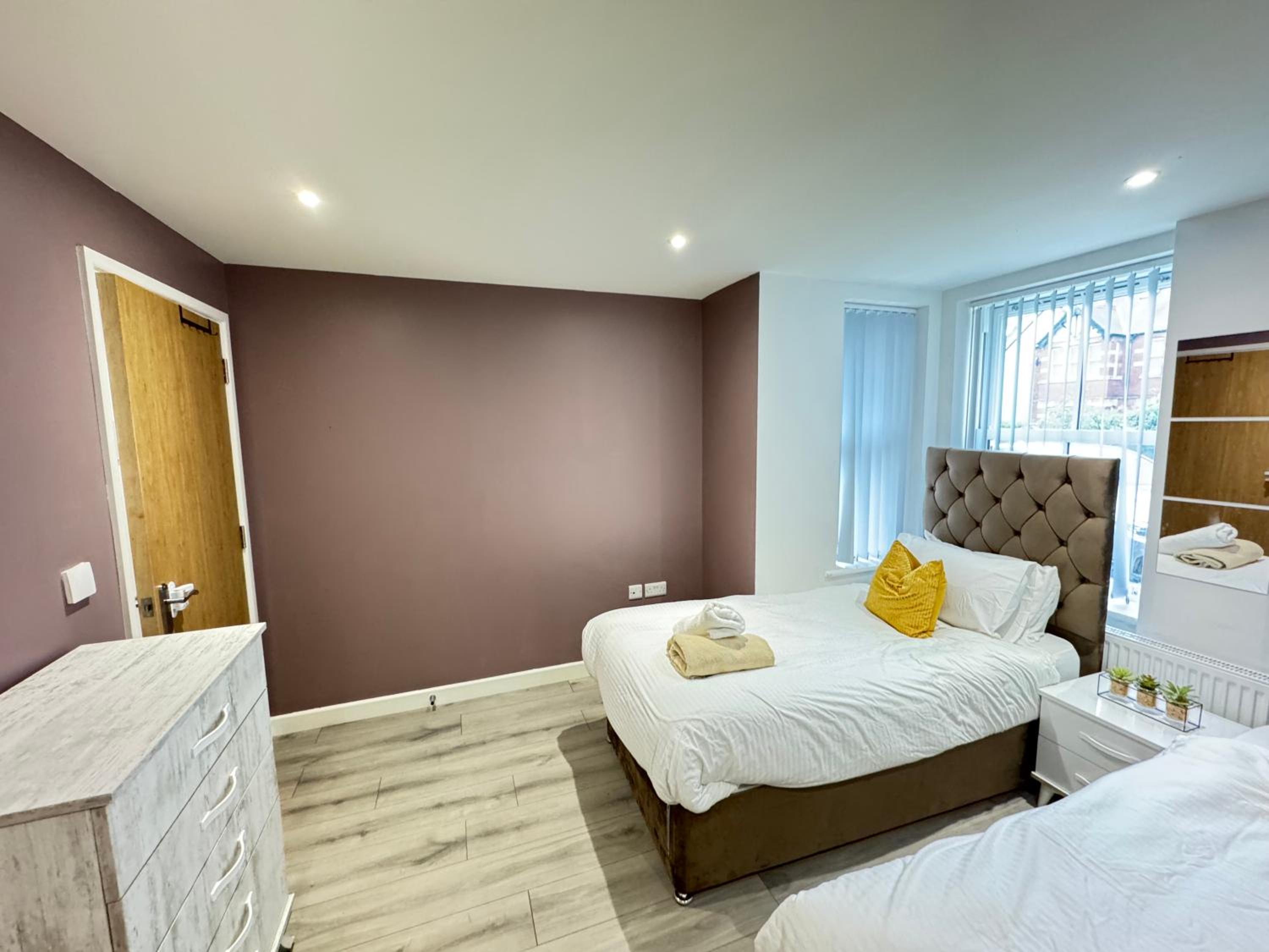 Oxford Vacations - The Phantom Apartment ideal for JR Churchill Manor Nuffield Hospitals Oxford B University 2023 built sleeps 5 people comfortably very modern 2 rooms 3 bathrooms 1 minute walk to John Radcliffe Hospital - Property Image 45