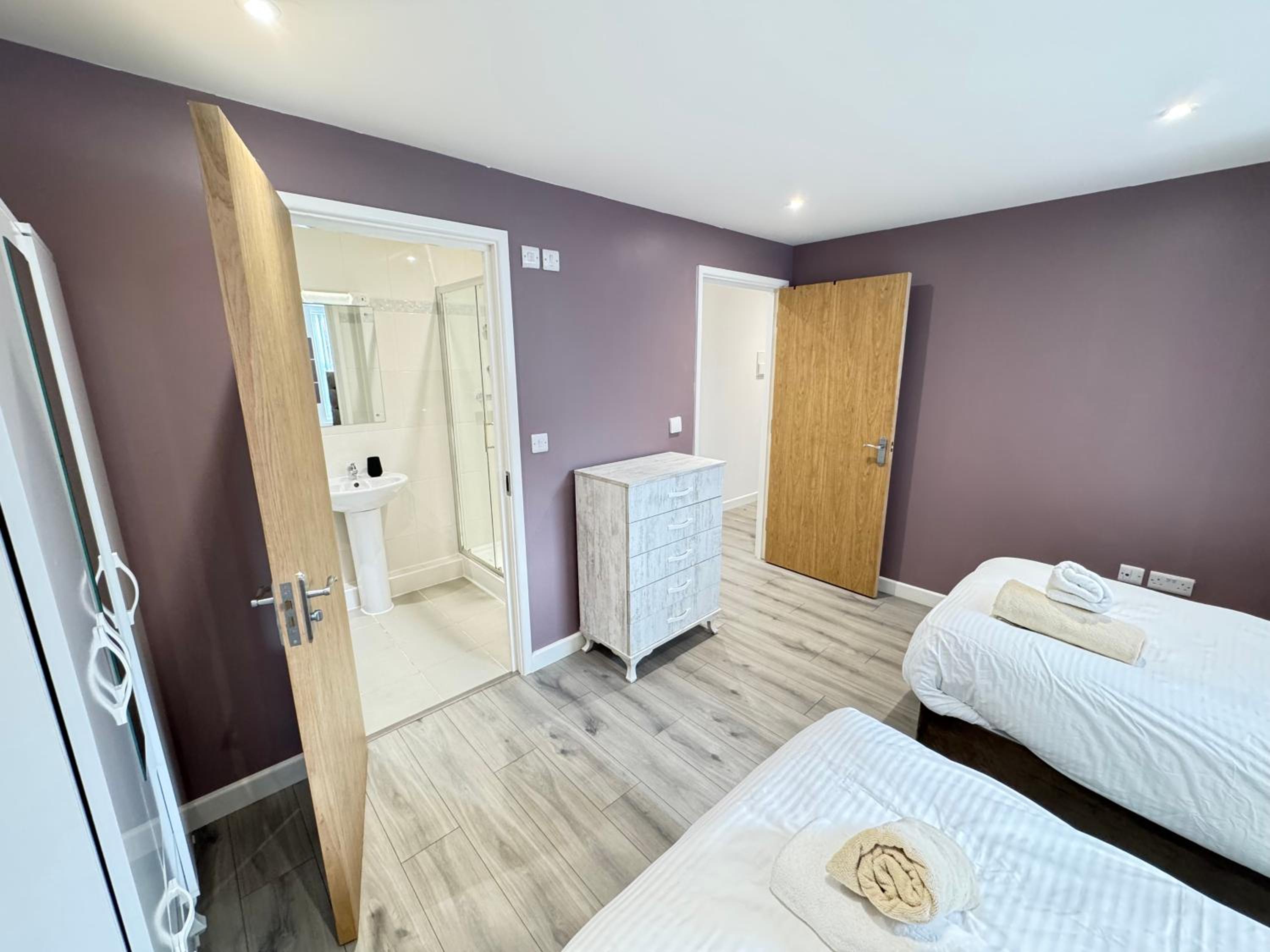 Oxford Vacations - The Phantom Apartment ideal for JR Churchill Manor Nuffield Hospitals Oxford B University 2023 built sleeps 5 people comfortably very modern 2 rooms 3 bathrooms 1 minute walk to John Radcliffe Hospital - Property Image 55