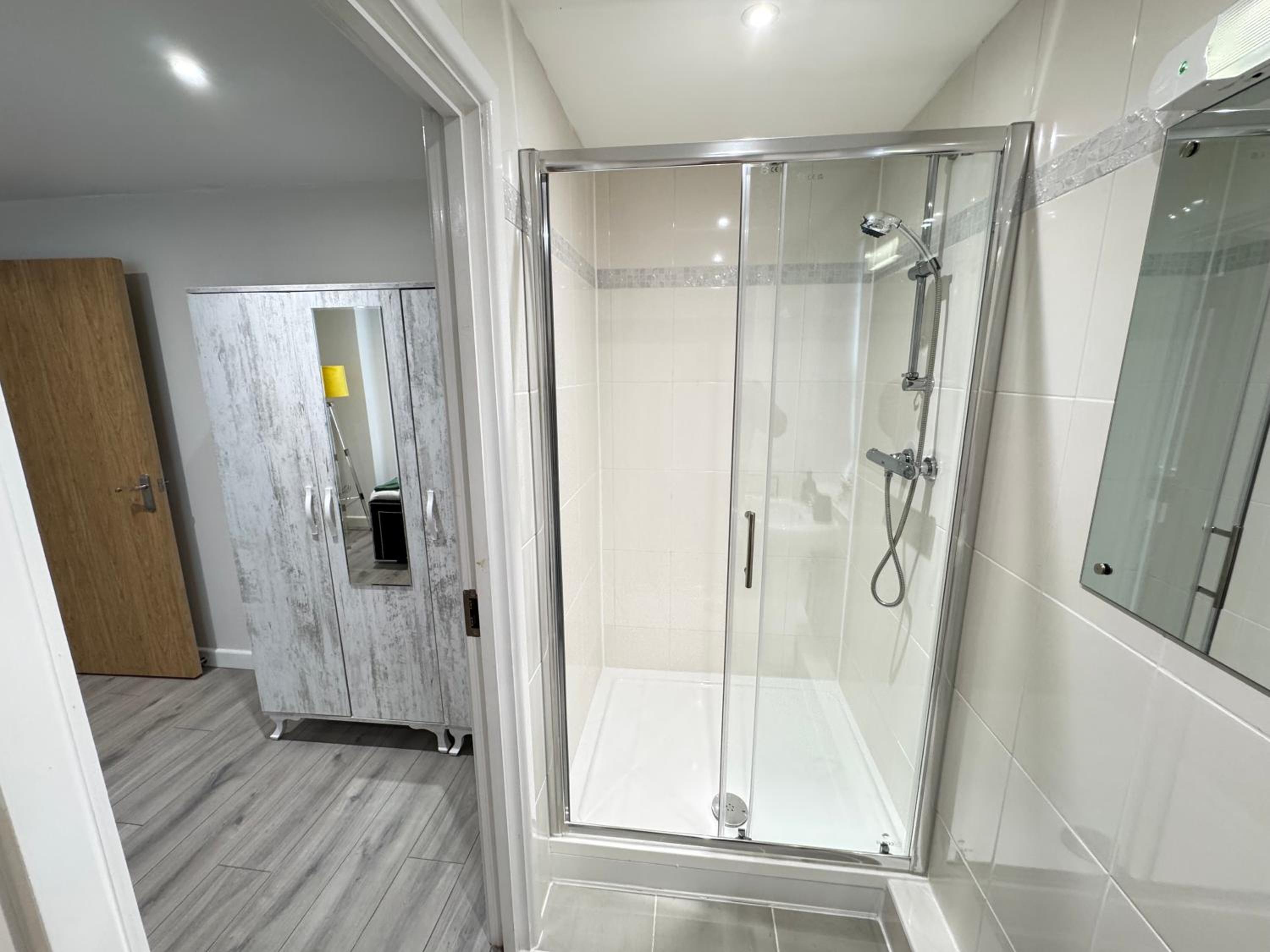 Oxford Vacations - The Phantom Apartment ideal for JR Churchill Manor Nuffield Hospitals Oxford B University 2023 built sleeps 5 people comfortably very modern 2 rooms 3 bathrooms 1 minute walk to John Radcliffe Hospital - Property Image 37