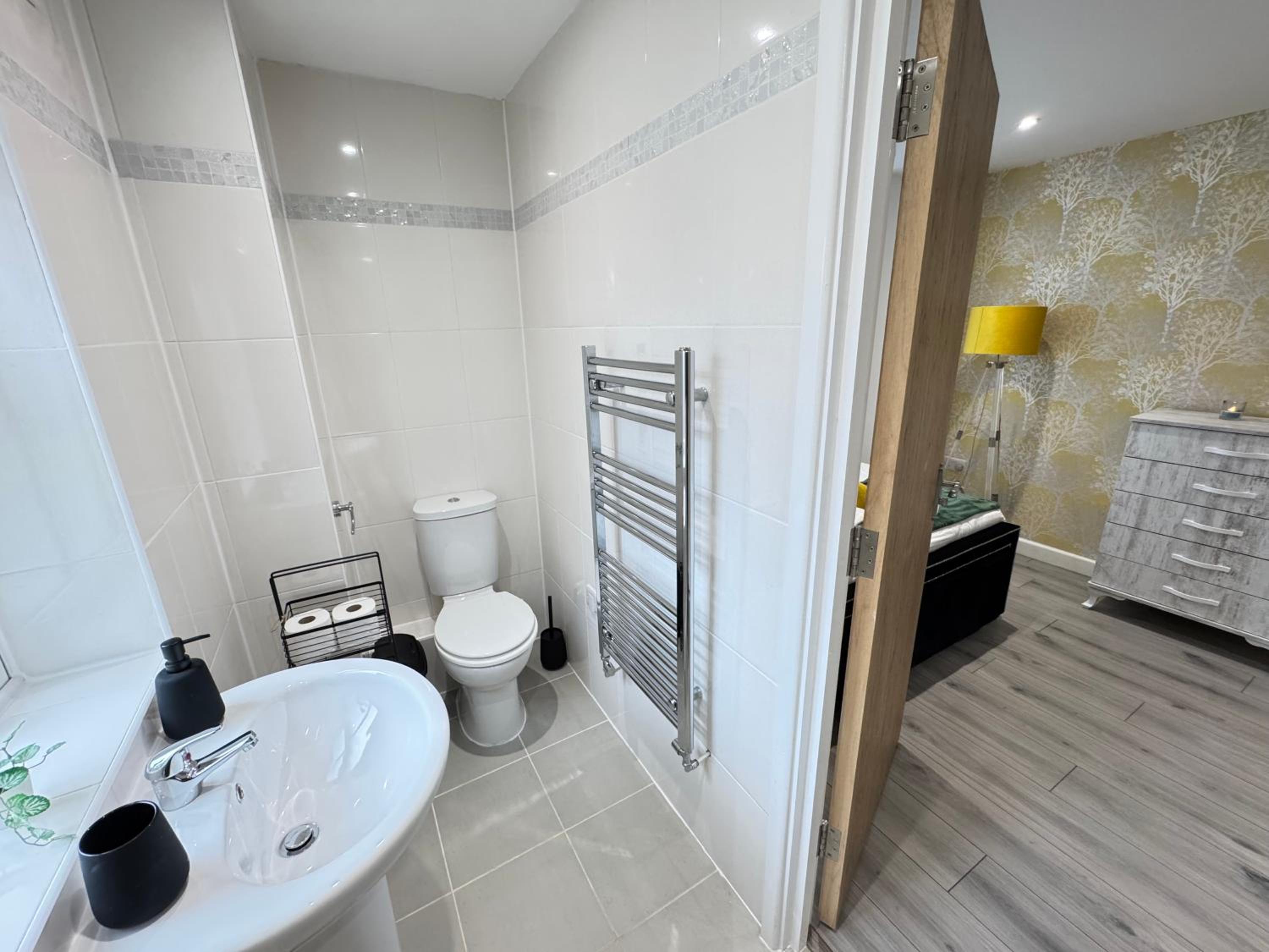 Oxford Vacations - The Phantom Apartment ideal for JR Churchill Manor Nuffield Hospitals Oxford B University 2023 built sleeps 5 people comfortably very modern 2 rooms 3 bathrooms 1 minute walk to John Radcliffe Hospital - Property Image 93