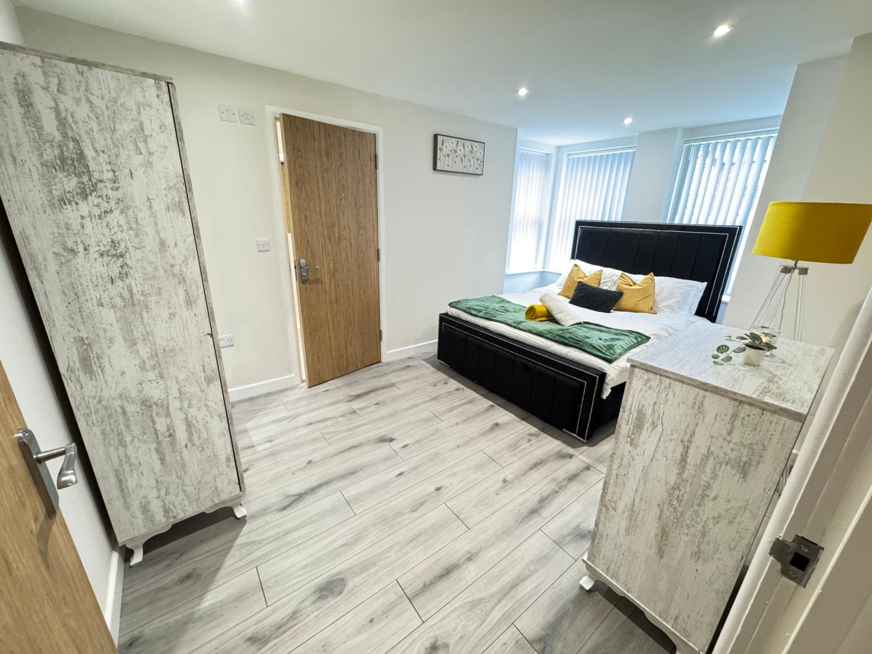 Oxford Vacations - The Phantom Apartment ideal for JR Churchill Manor Nuffield Hospitals Oxford B University 2023 built sleeps 5 people comfortably very modern 2 rooms 3 bathrooms 1 minute walk to John Radcliffe Hospital - Property Image 34