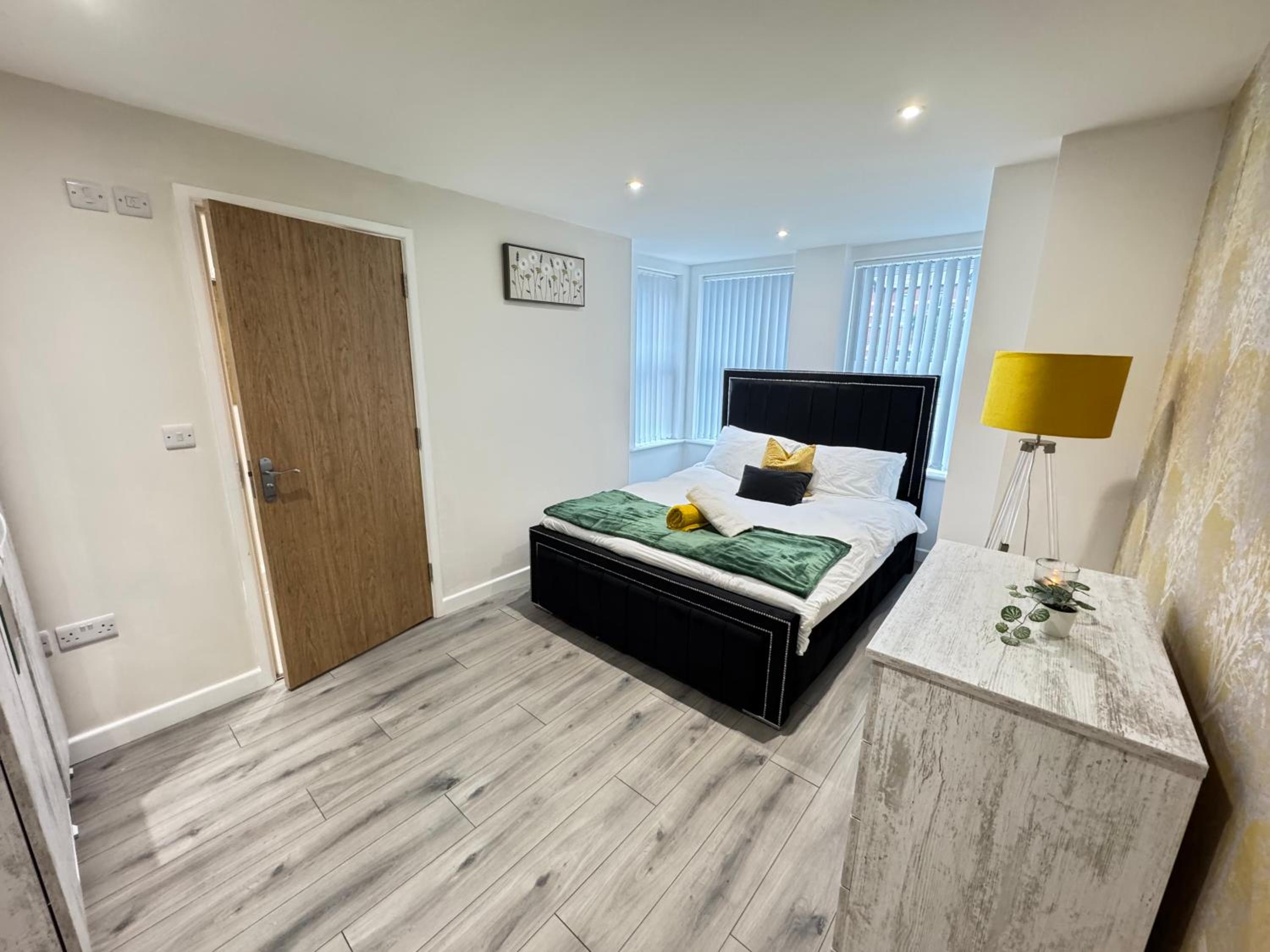 Oxford Vacations - The Phantom Apartment ideal for JR Churchill Manor Nuffield Hospitals Oxford B University 2023 built sleeps 5 people comfortably very modern 2 rooms 3 bathrooms 1 minute walk to John Radcliffe Hospital - Property Image 56