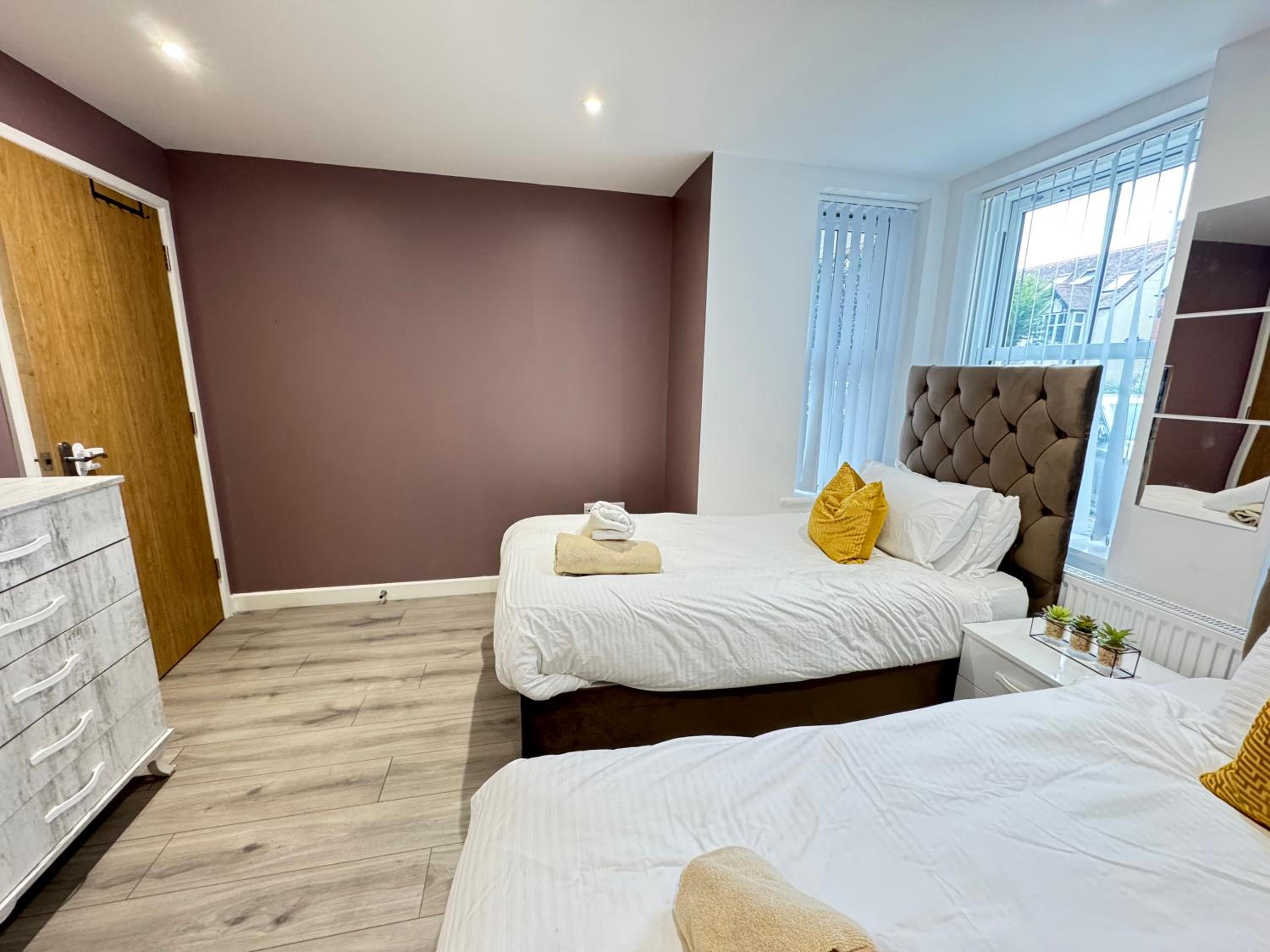 Oxford Vacations - The Phantom Apartment ideal for JR Churchill Manor Nuffield Hospitals Oxford B University 2023 built sleeps 5 people comfortably very modern 2 rooms 3 bathrooms 1 minute walk to John Radcliffe Hospital - Property Image 67