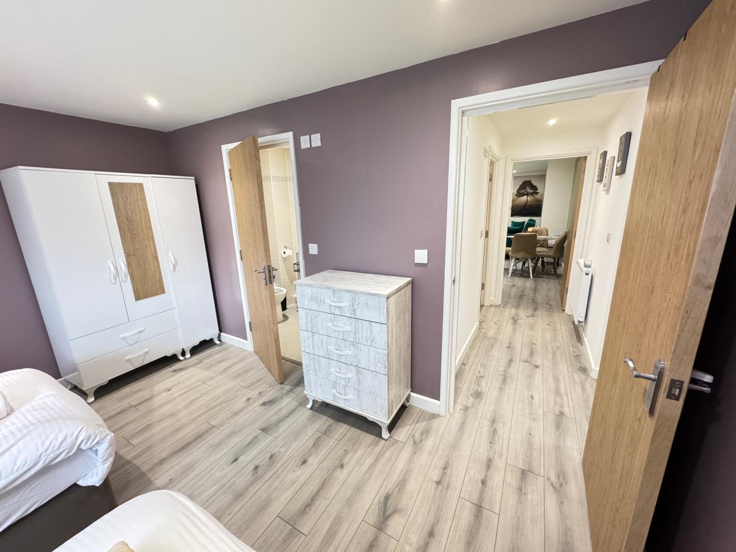 Oxford Vacations - The Phantom Apartment ideal for JR Churchill Manor Nuffield Hospitals Oxford B University 2023 built sleeps 5 people comfortably very modern 2 rooms 3 bathrooms 1 minute walk to John Radcliffe Hospital - Property Image 58